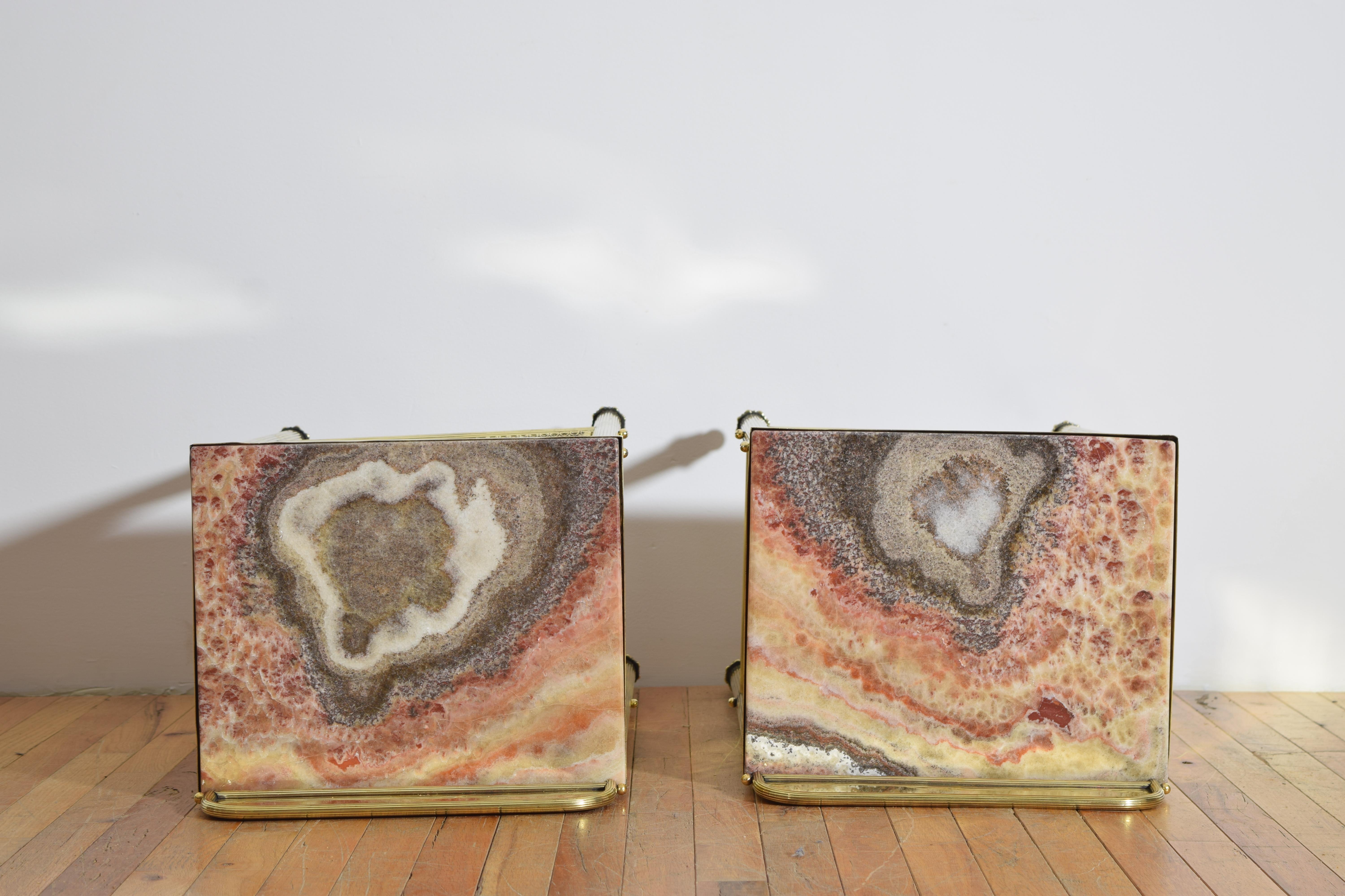 French Pair of Brass and Onyx-Top Bedside Cabinets, 2nd Quarter 20th Century For Sale 8