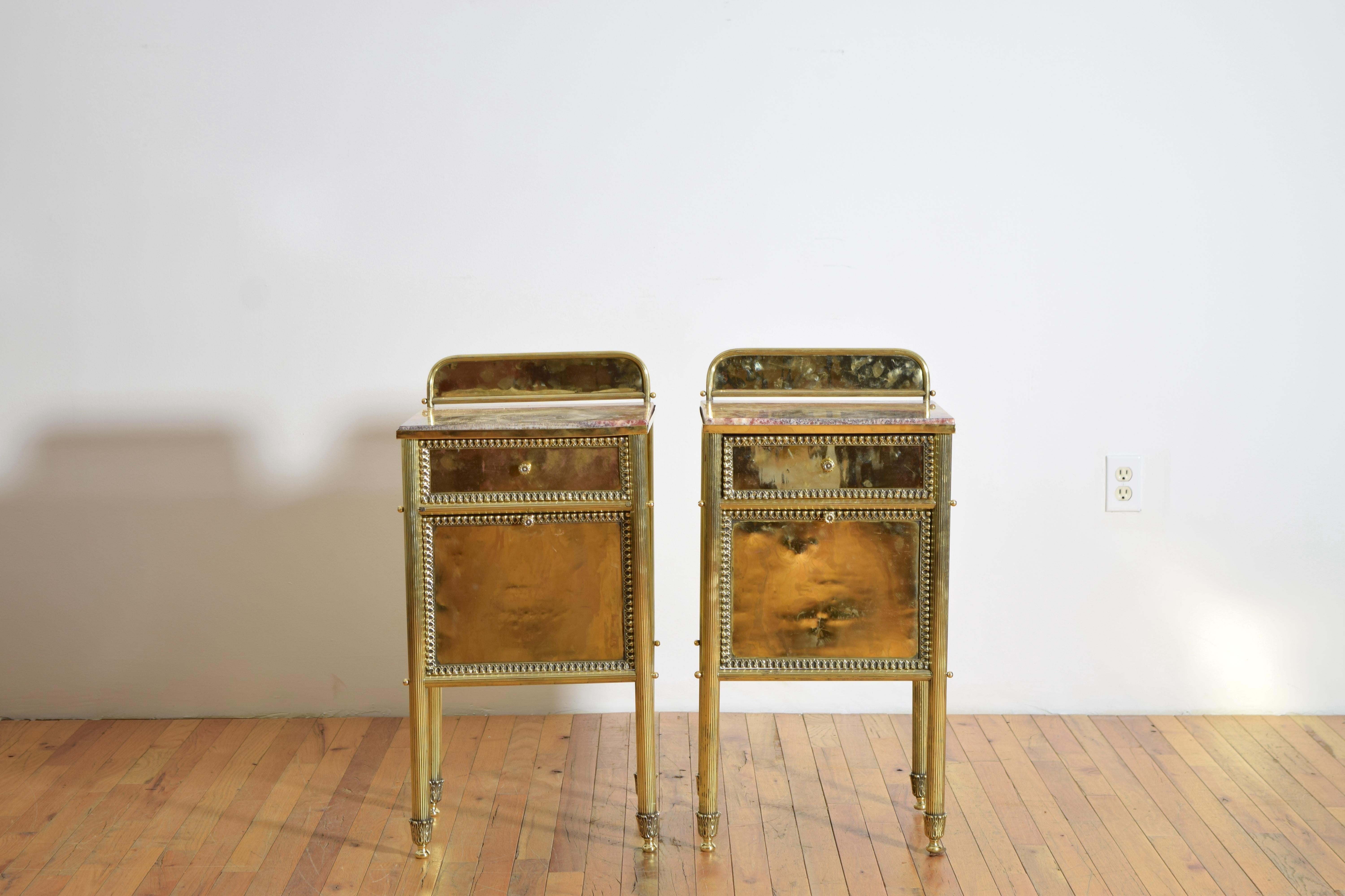 French Pair of Brass and Onyx-Top Bedside Cabinets, 2nd Quarter 20th Century In Good Condition For Sale In Atlanta, GA