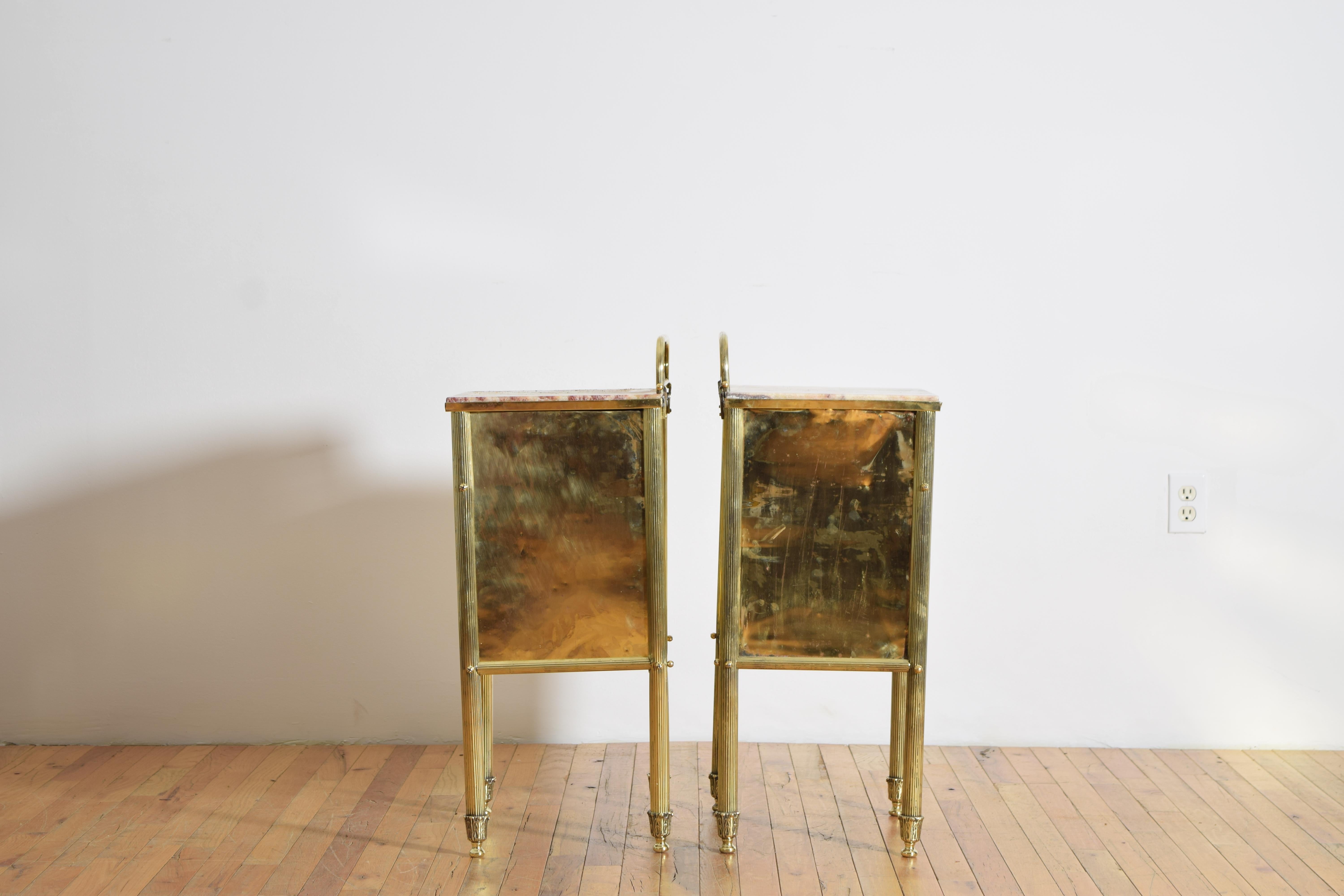 French Pair of Brass and Onyx-Top Bedside Cabinets, 2nd Quarter 20th Century For Sale 1