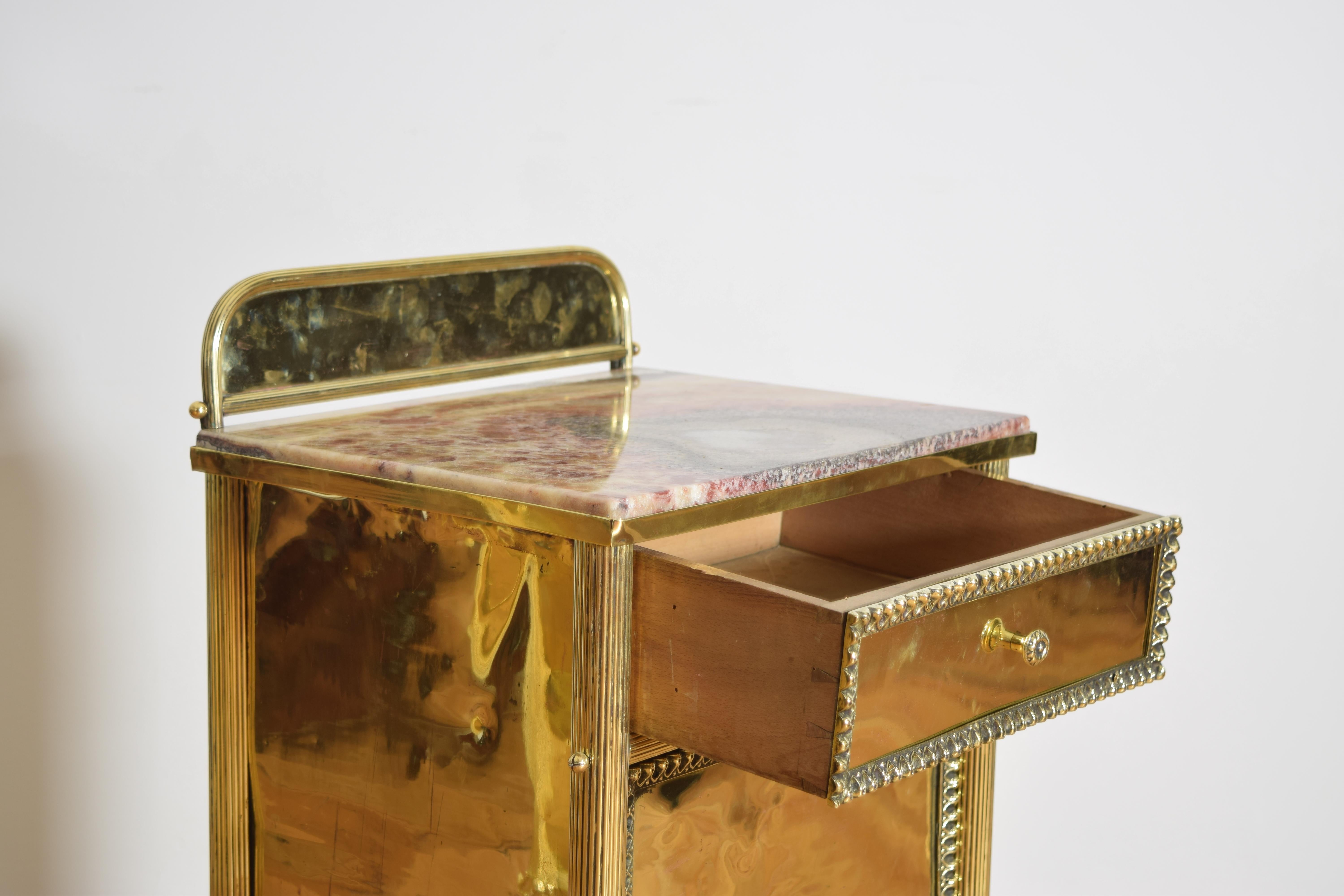 French Pair of Brass and Onyx-Top Bedside Cabinets, 2nd Quarter 20th Century For Sale 3