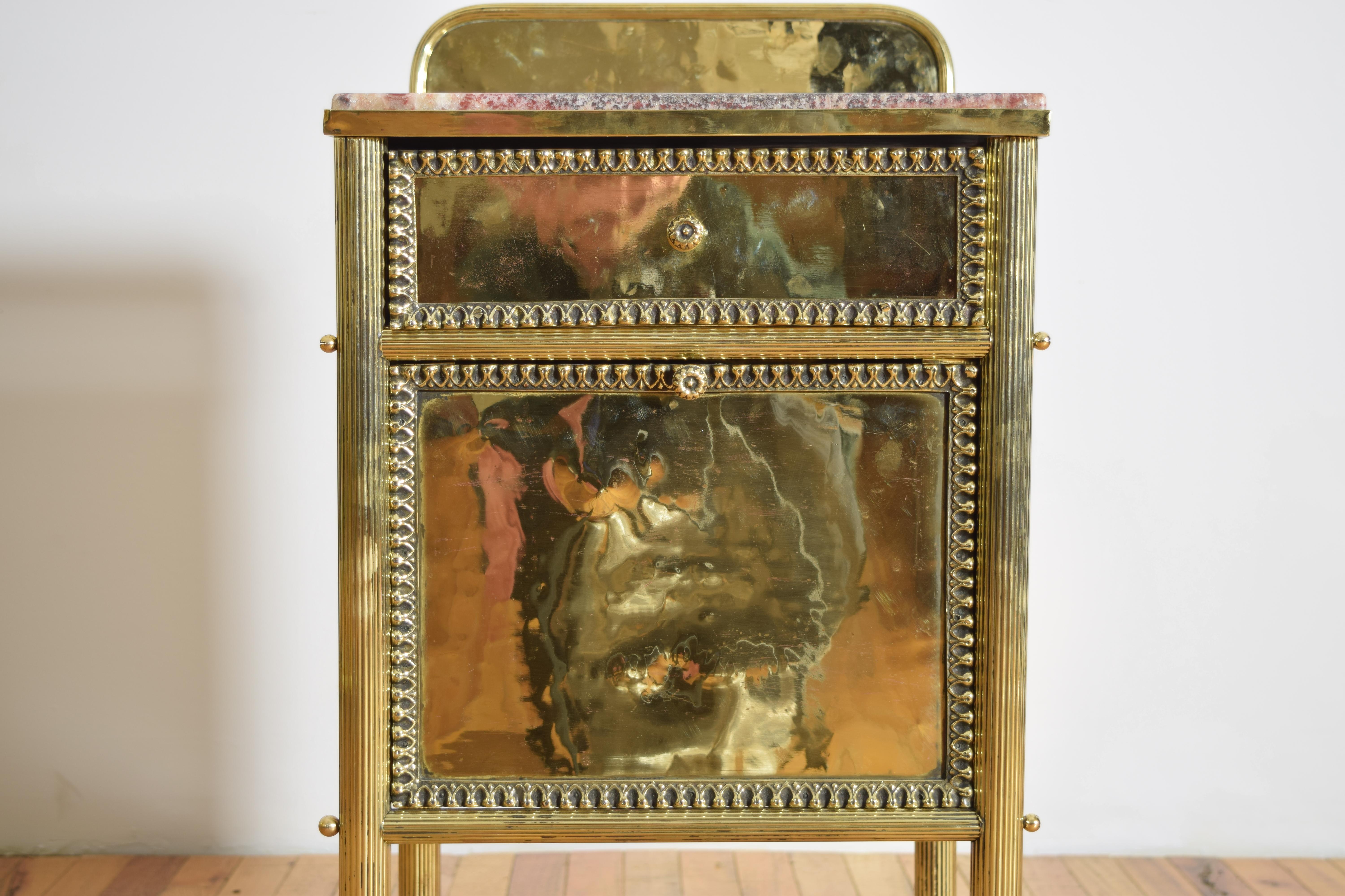 French Pair of Brass and Onyx-Top Bedside Cabinets, 2nd Quarter 20th Century For Sale 4