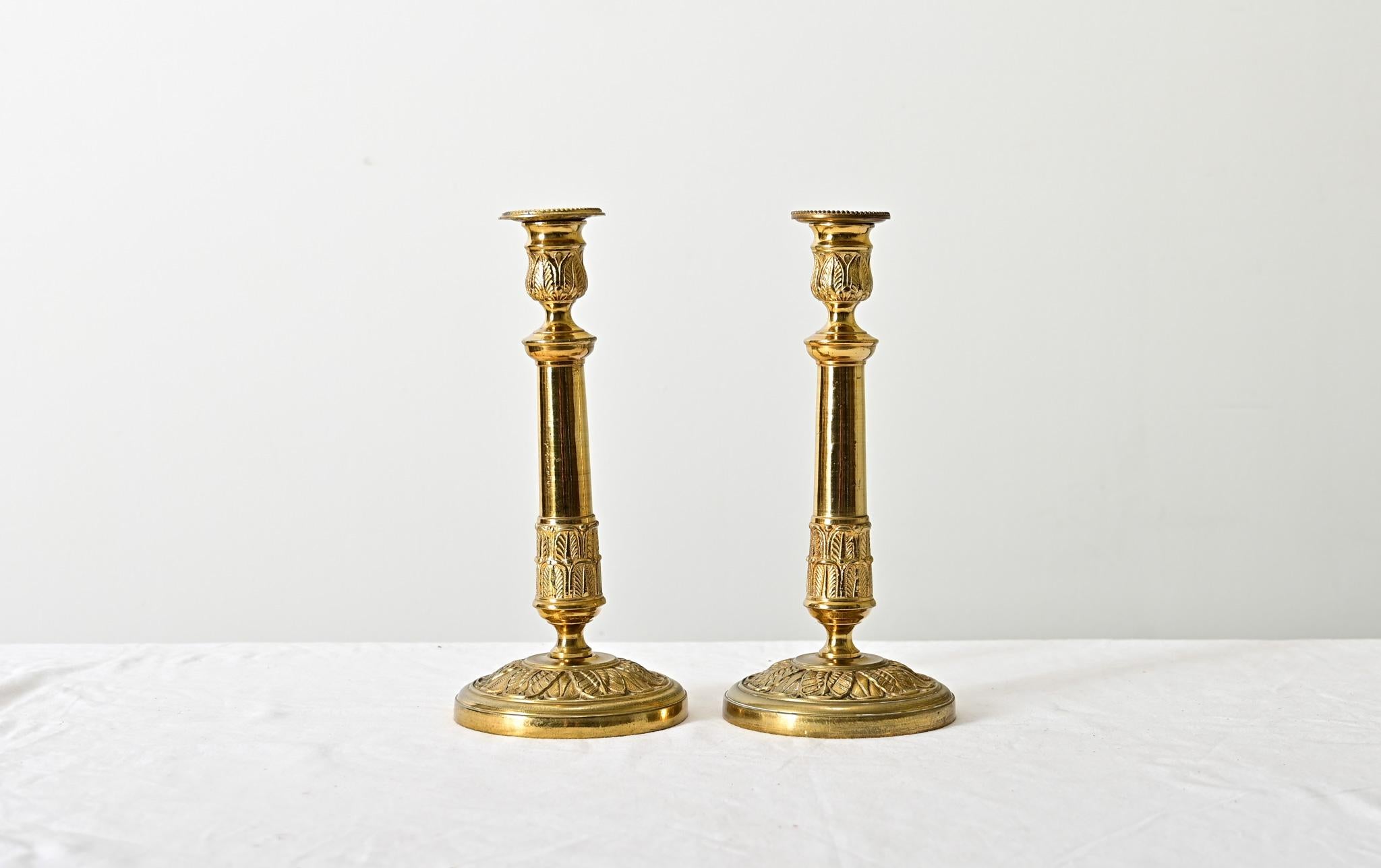 Französische Messing-Kerzenhalter aus dem 19. Jahrhundert im Empire-Stil, die wie Miniatursäulen einen Kaminsims oder einen Tisch sofort glamourös machen. Typisch für die Epoche des französischen Empire ist die Inspiration aus dem alten Ägypten, die