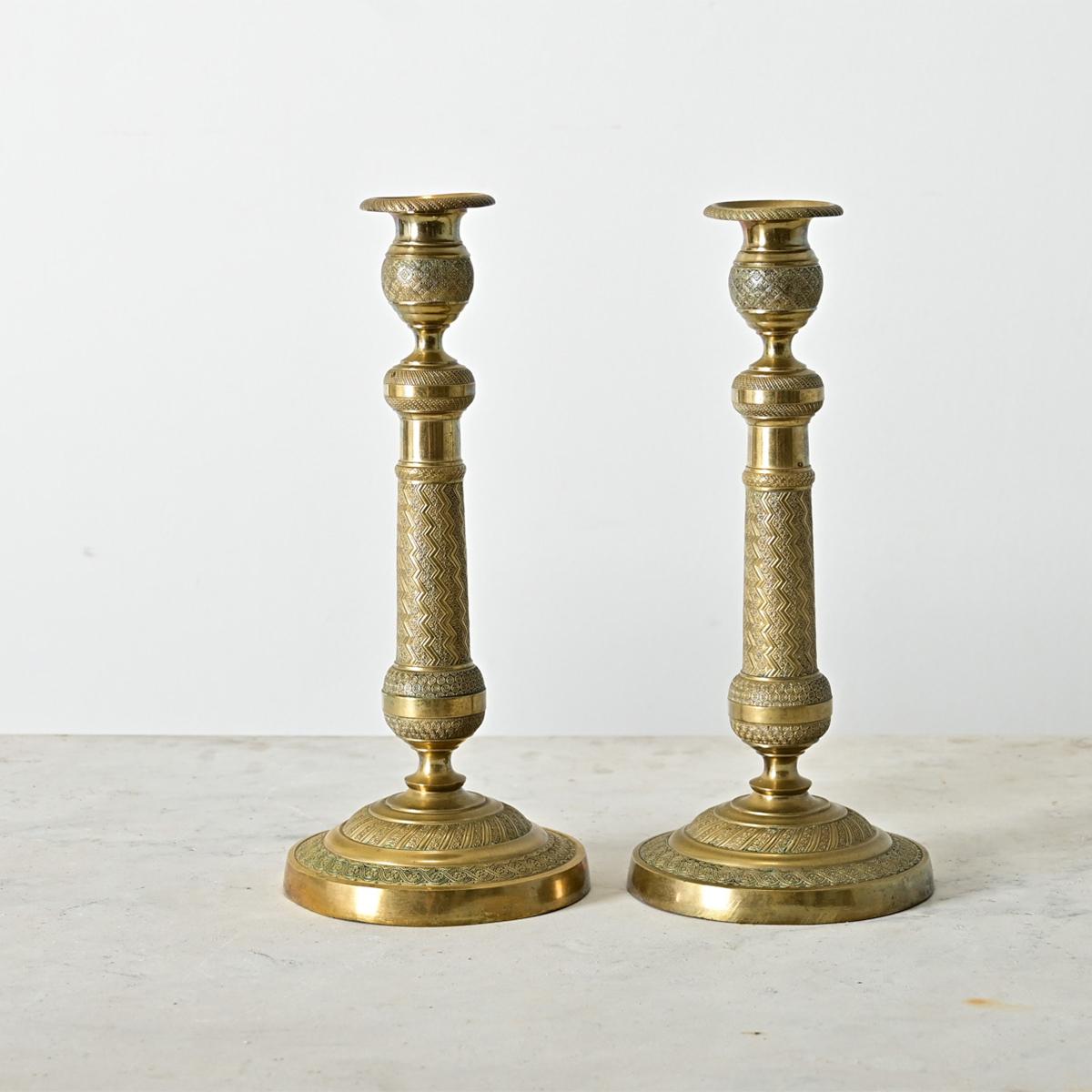 Eccezionale coppia di candelieri francesi della fine del XIX secolo in ottone, in linea con i gusti dell'Impero come le colonne in miniatura provenienti dalla Persia o dall'Egitto per aggiungere una decorazione intrigante a un caminetto o a un