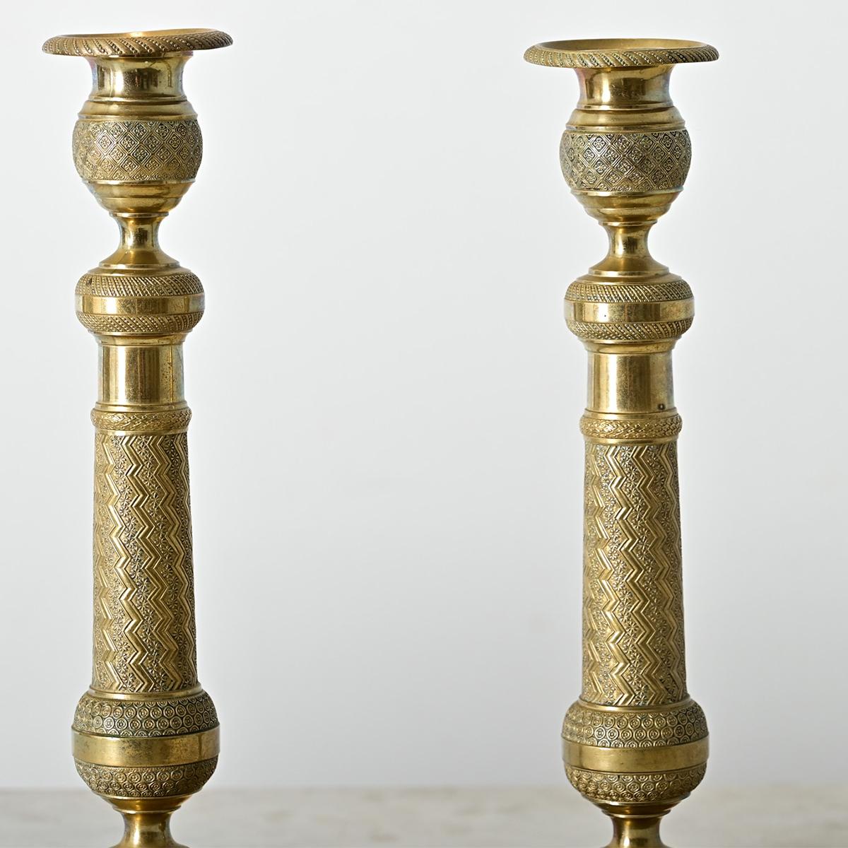 Neoimpero Coppia di candelieri francesi in ottone acidato in vendita