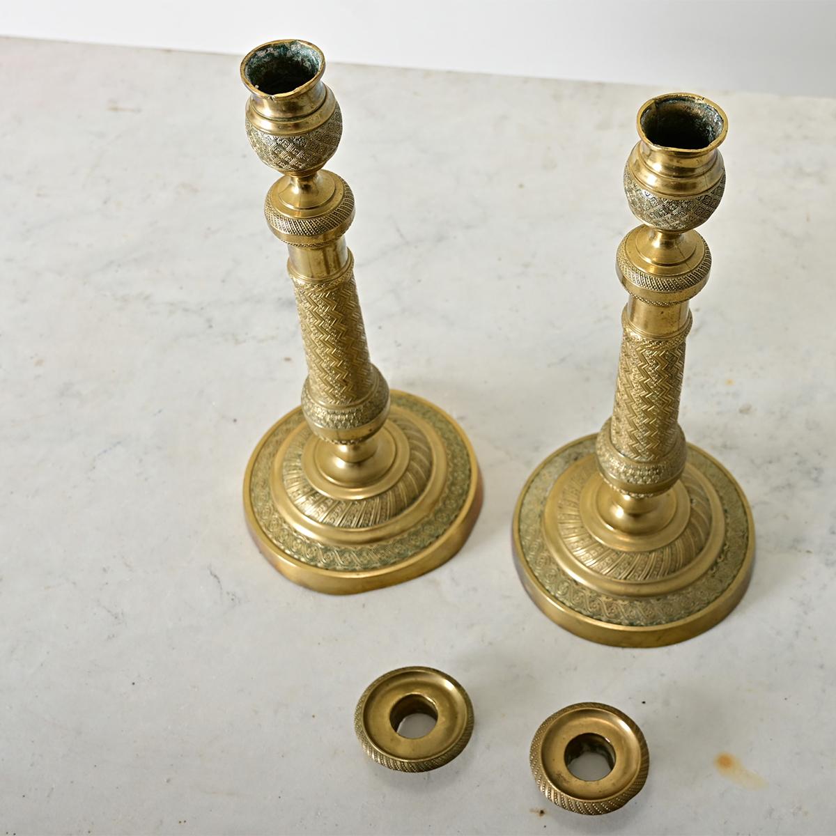 Calco Coppia di candelieri francesi in ottone acidato in vendita