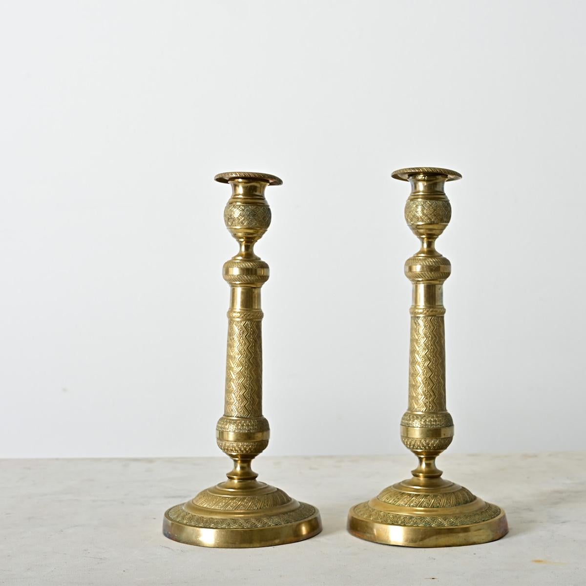 XIX secolo Coppia di candelieri francesi in ottone acidato in vendita