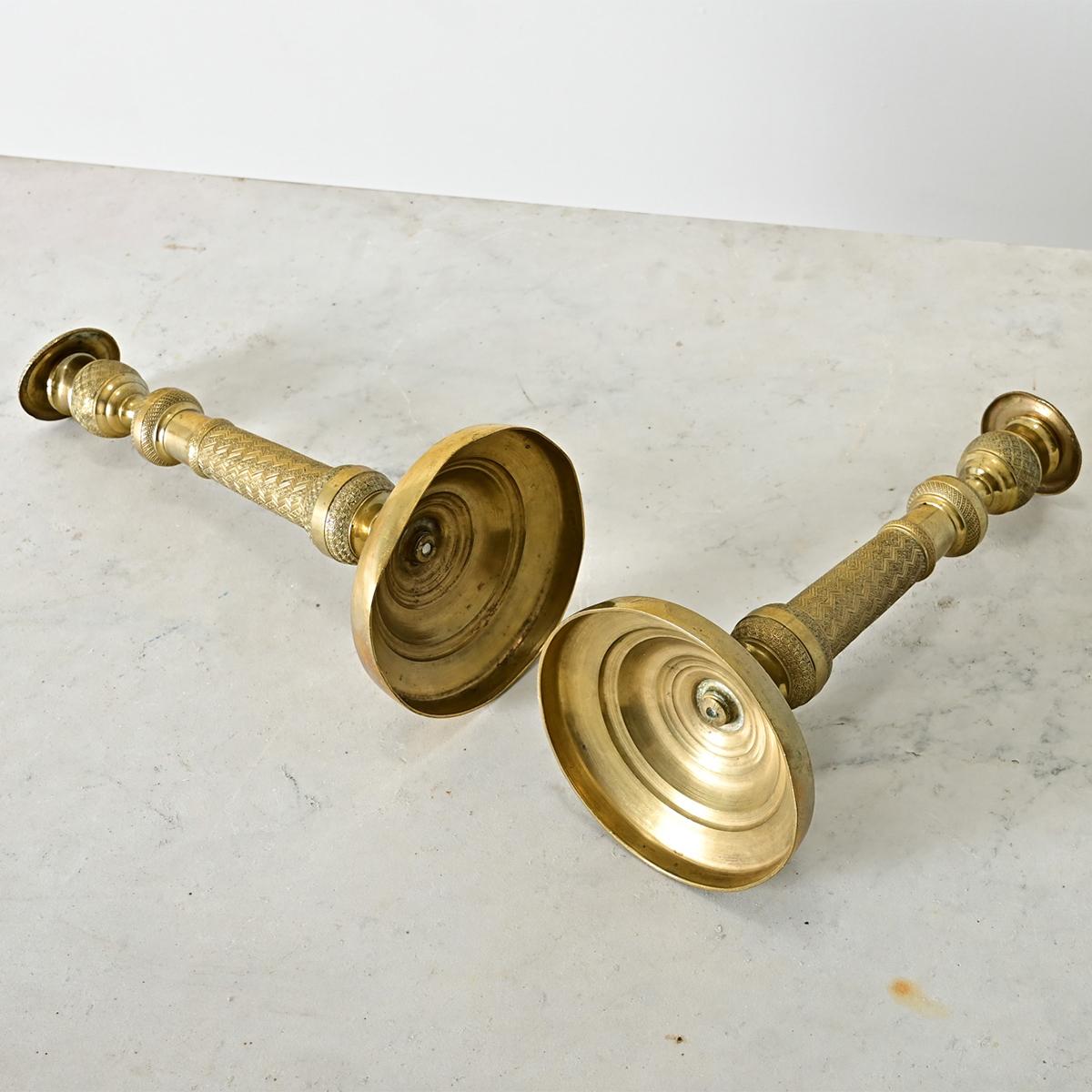 Ottone Coppia di candelieri francesi in ottone acidato in vendita
