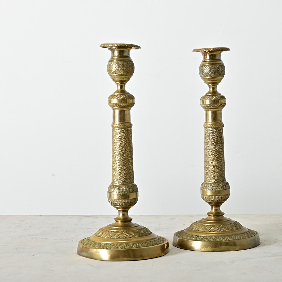 Coppia di candelieri francesi in ottone acidato in vendita 1