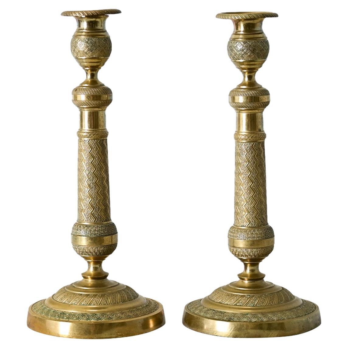 Coppia di candelieri francesi in ottone acidato