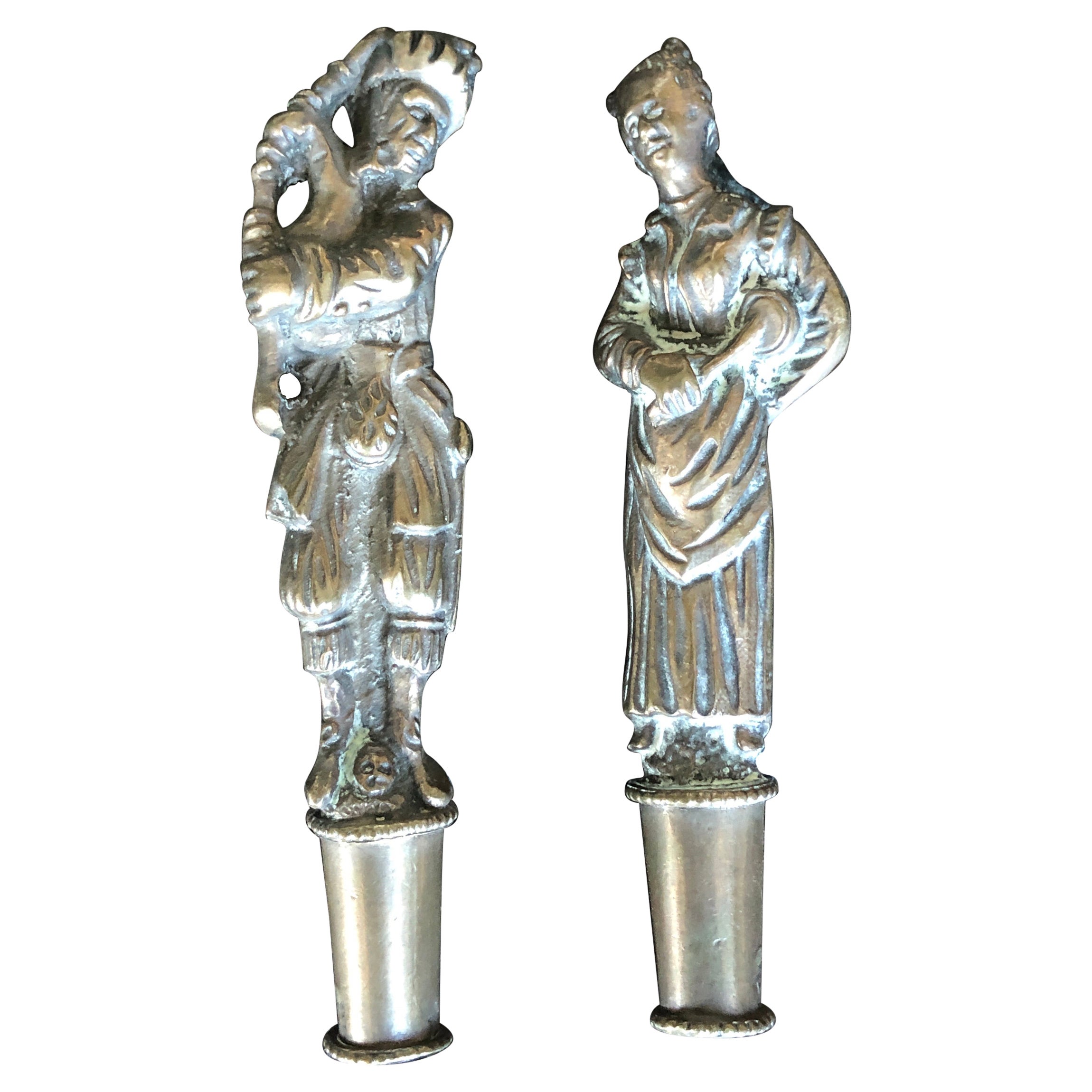 Coppia di cachet francesi in bronzo raffiguranti un suonatore di cornamusa e un tamburino in vendita