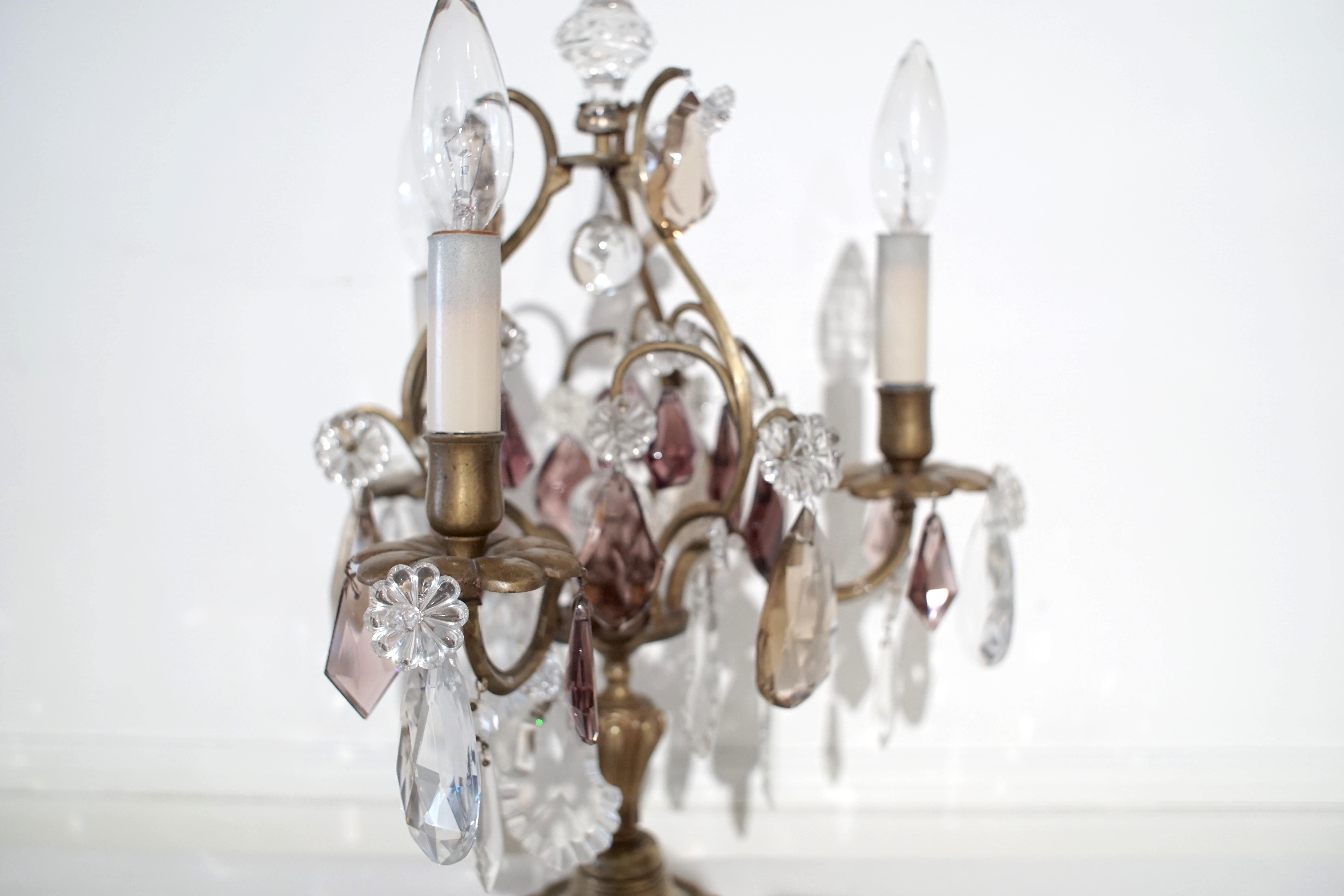 Paire de candélabres Girandoles en bronze français avec cristaux transparents et améthystes en vente 5