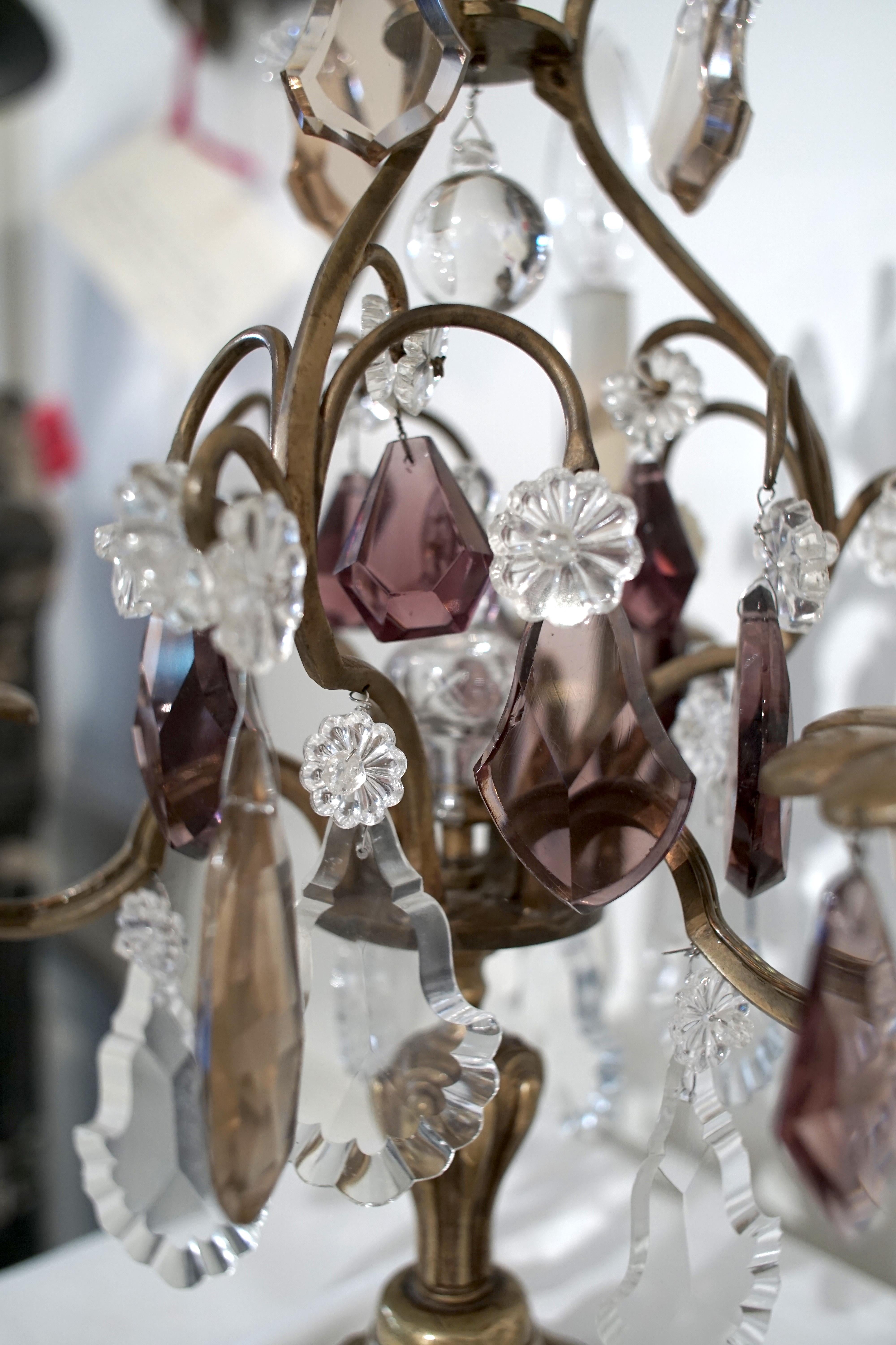 Paire de candélabres Girandoles en bronze français avec cristaux transparents et améthystes en vente 12