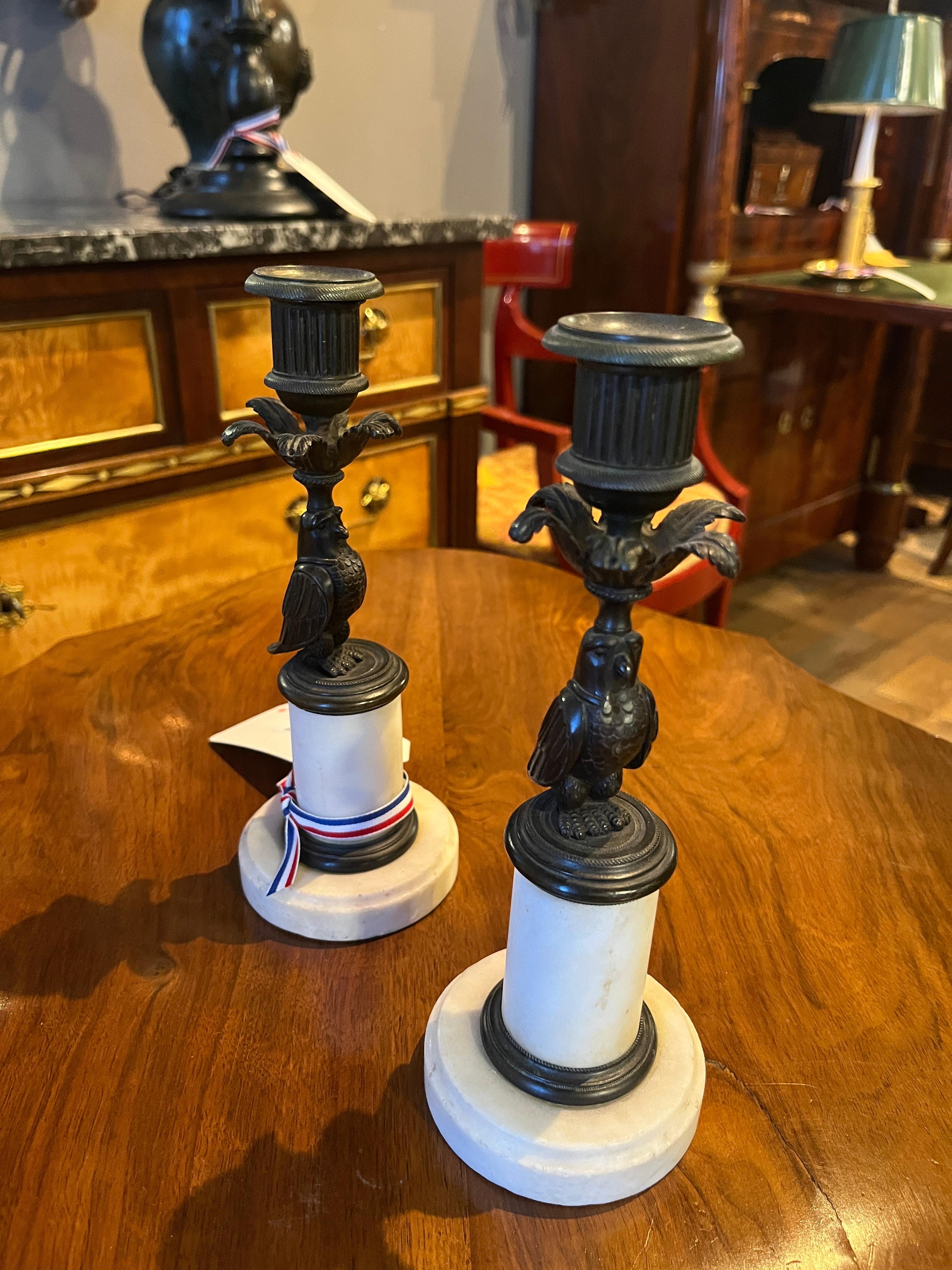 Coppia francese di candele a gufo in bronzo. Bellissima coppia acquistata in Francia. Usura appropriata all'età, vedi foto dettagliate o scrivici per qualsiasi domanda. 