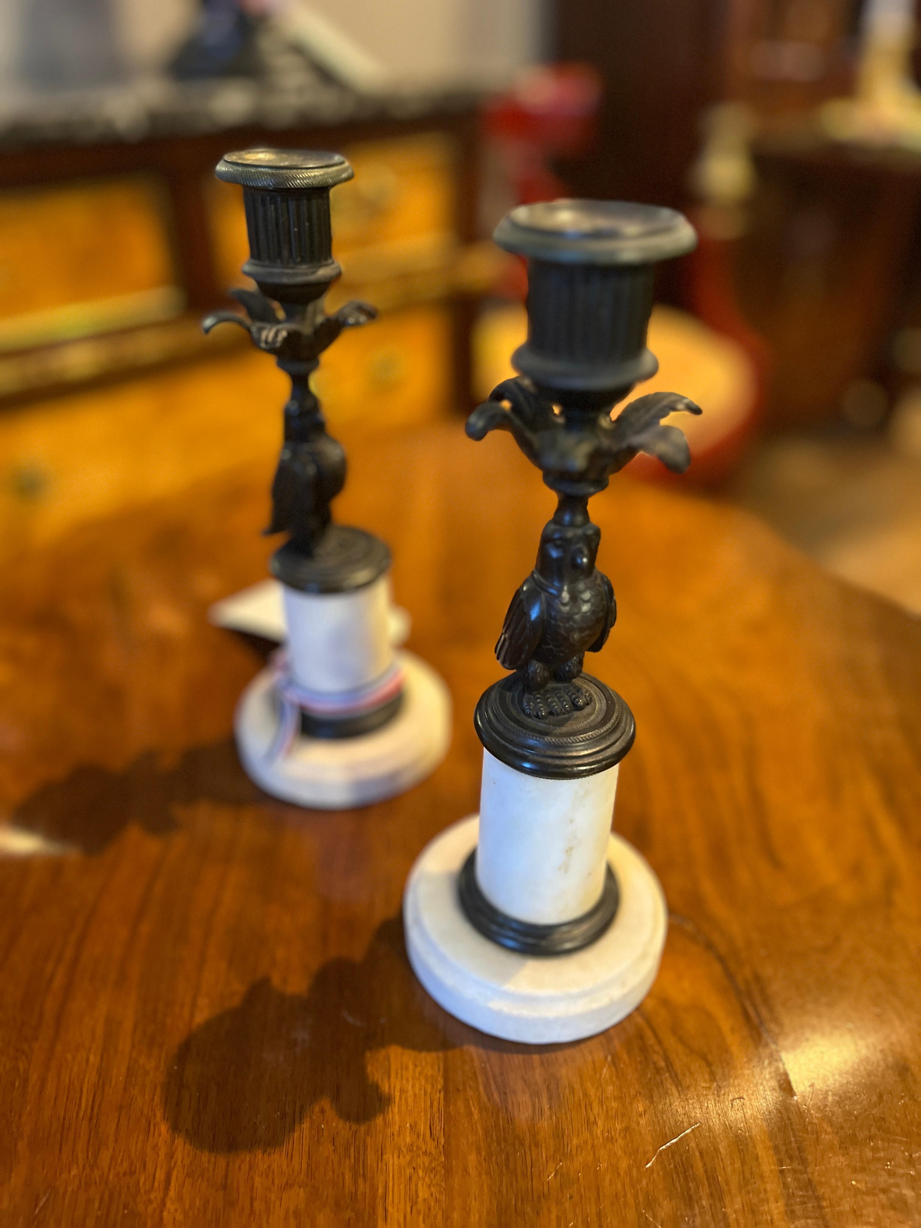 Napoleone III Coppia francese di bastoncini per candele a forma di gufo in bronzo in vendita
