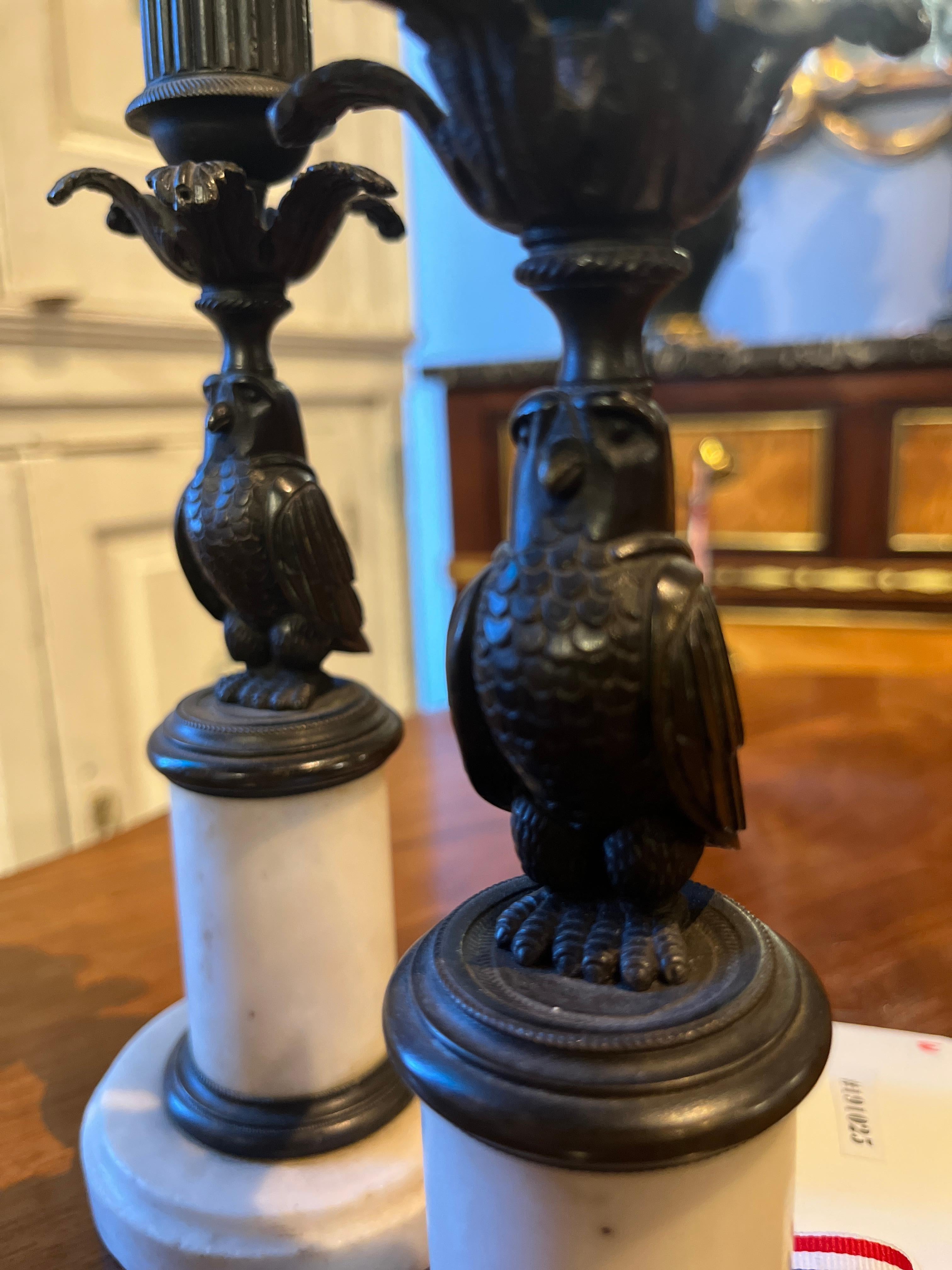Bronzo Coppia francese di bastoncini per candele a forma di gufo in bronzo in vendita