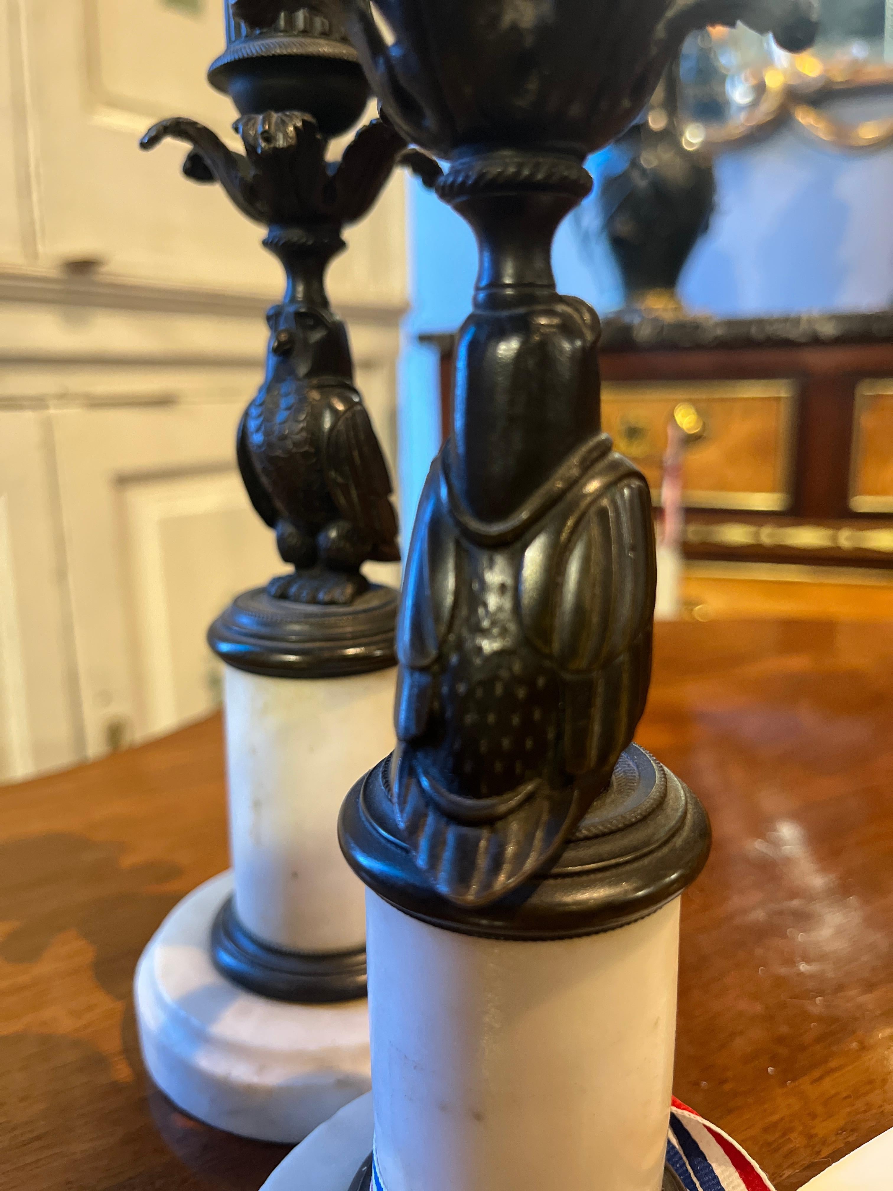Coppia francese di bastoncini per candele a forma di gufo in bronzo in vendita 1