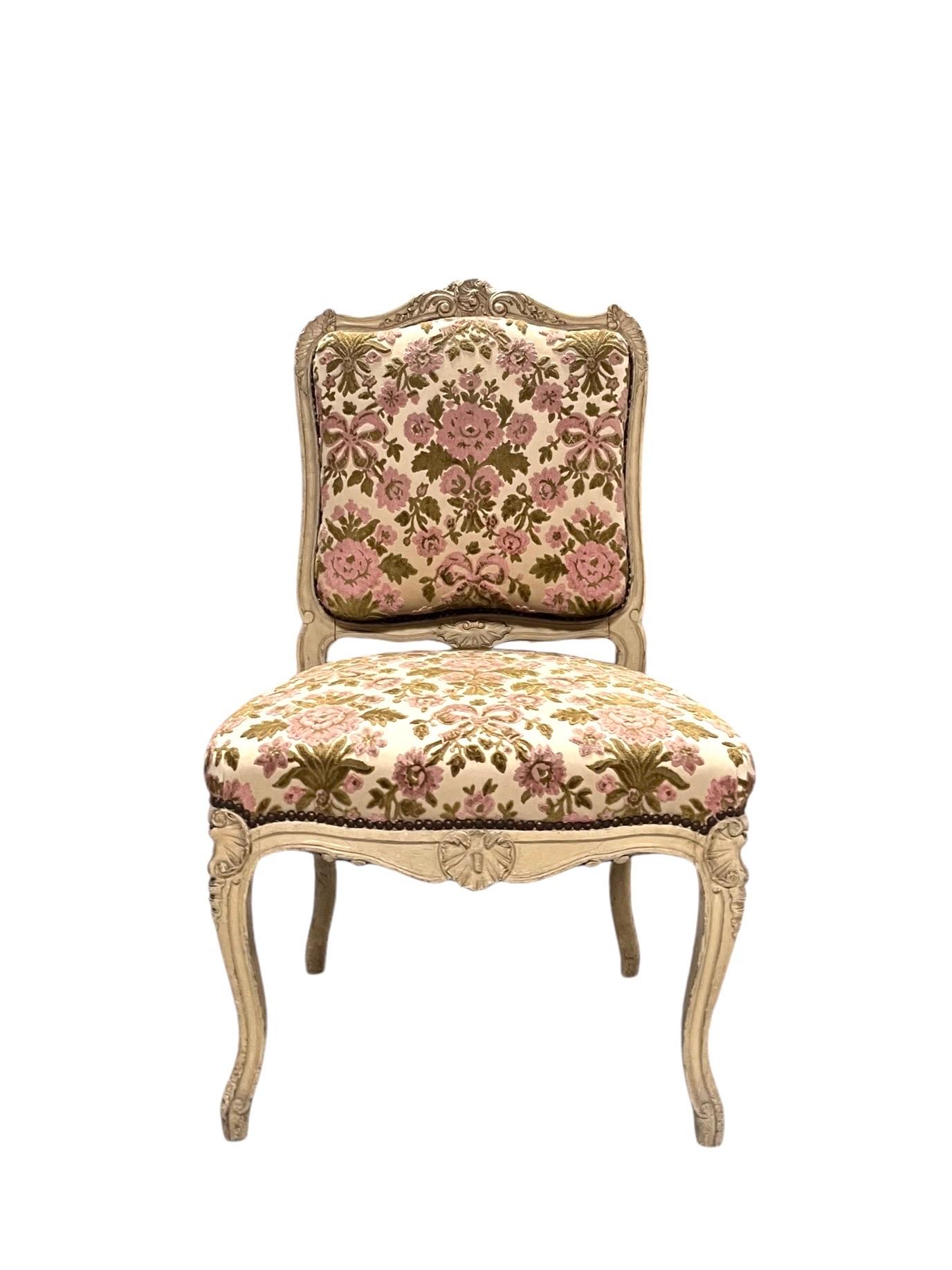 Bellissima coppia di sedie in stile Luigi XV in legno di rechampi dipinto e dorato, modellato e intagliato con volute e fiori stilizzati.
Le gambe sono ricurve e arcuate, con cadute di fiori.
Seduta ampia e profonda, traversa a conchiglia. Molto