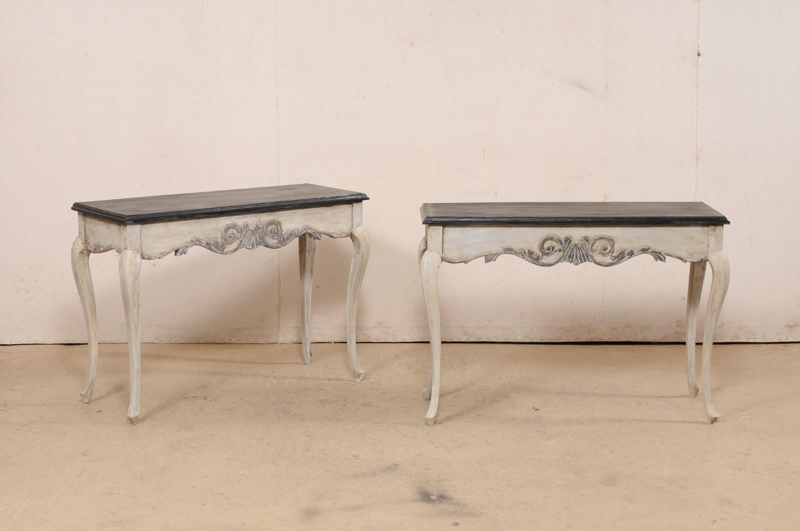 French Pair of Carved Wall Consoles w/Scalloped Skirting, Black Tops w/Greige In Good Condition For Sale In Atlanta, GA