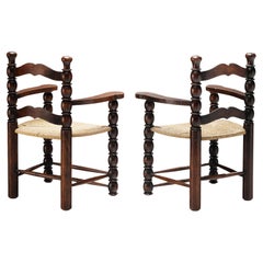 Paire de chaises françaises en bois teinté et paille 
