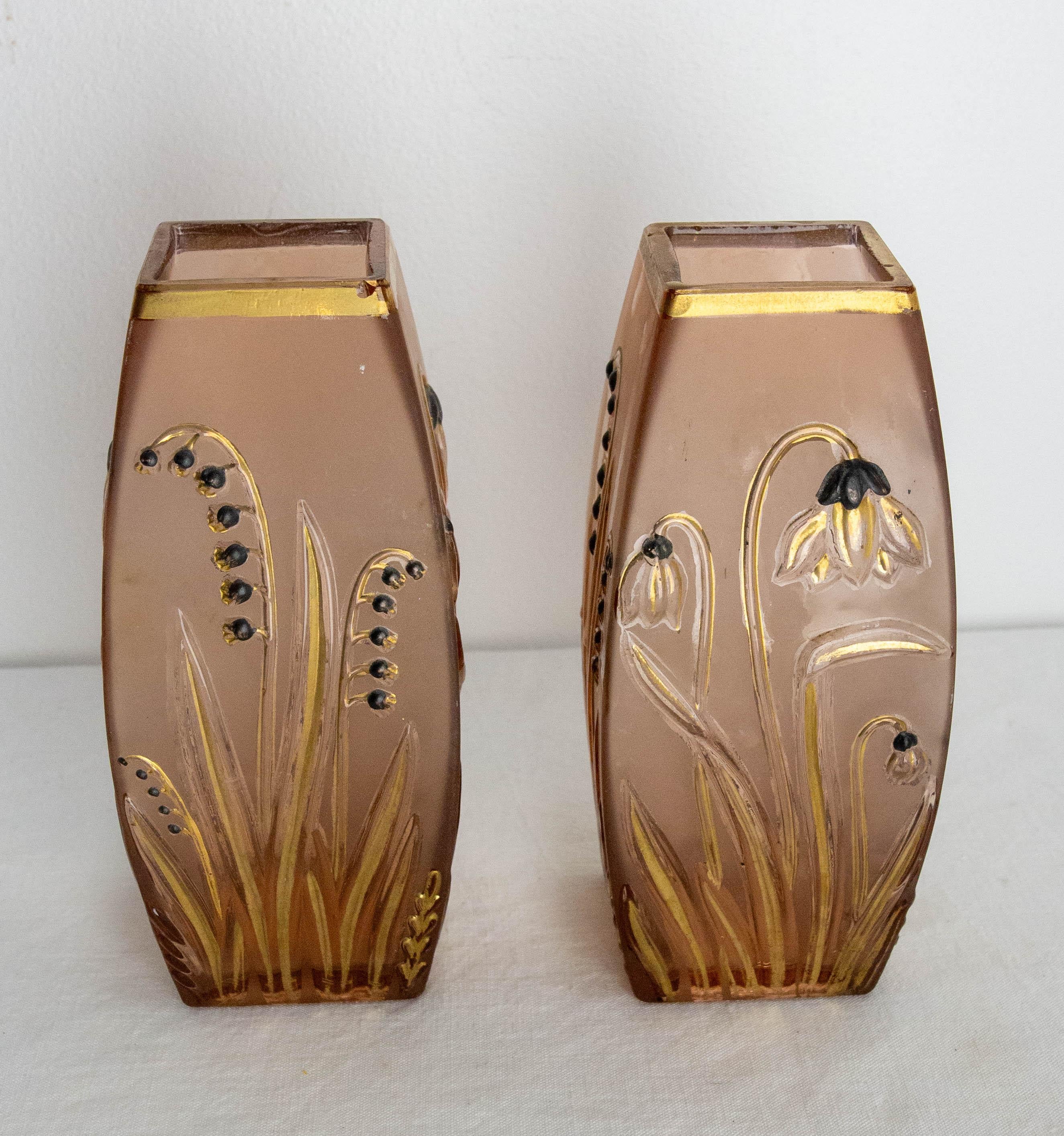 Vasi in vetro beige congelato, forma quadrata e curva con decorazioni di margherite e rose di mughetto, 1920, Francia
Il vetro è stato dipinto in nero e oro.
Buone condizioni d'epoca.

Spedizione:
15 x 7 x 16 cm 0.8 kg.