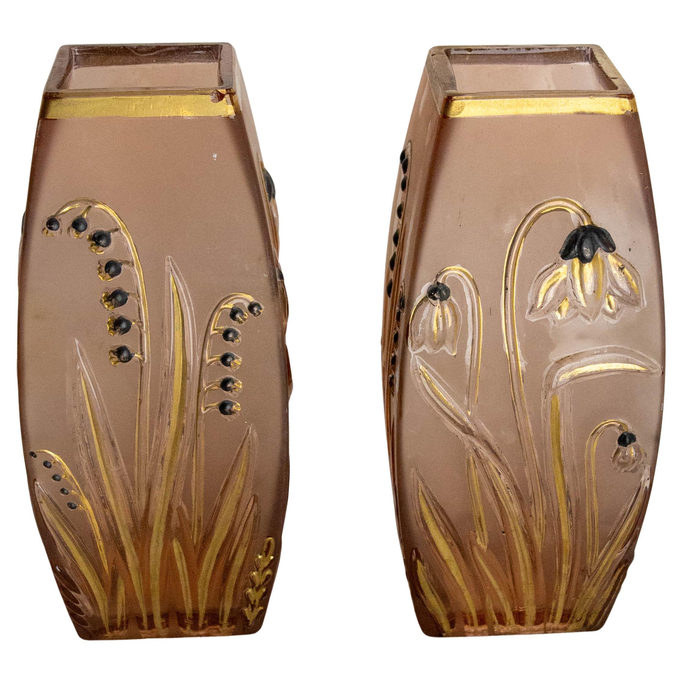 Coppia francese di vasi in vetro colorato ghiacciato Daisy e Lily of the Valle, circa 1920 in vendita
