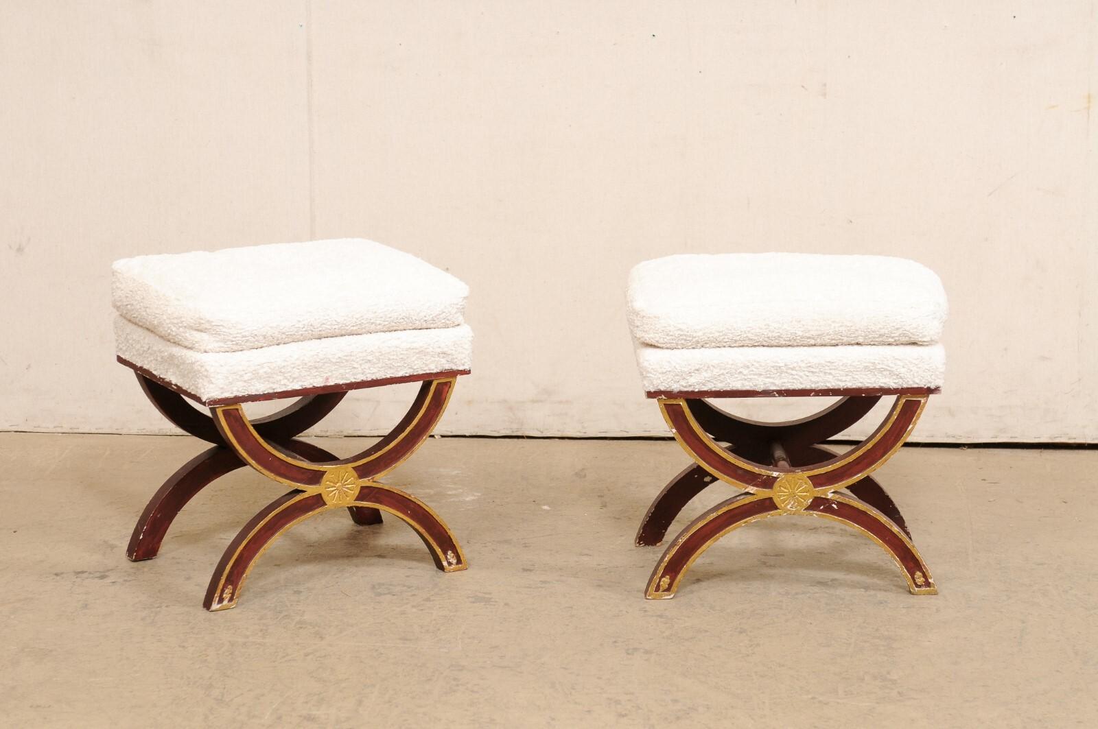 French Pair of Curule Style Stools, Nubby Textured White Upholstery In Good Condition For Sale In Atlanta, GA