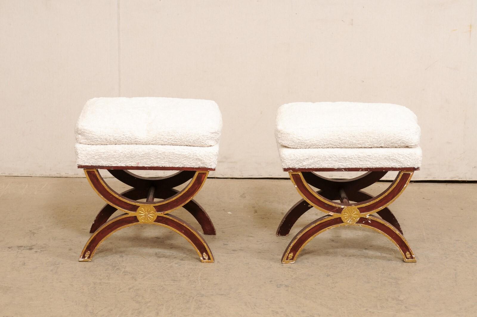 French Pair of Curule Style Stools, Nubby Textured White Upholstery For Sale 1