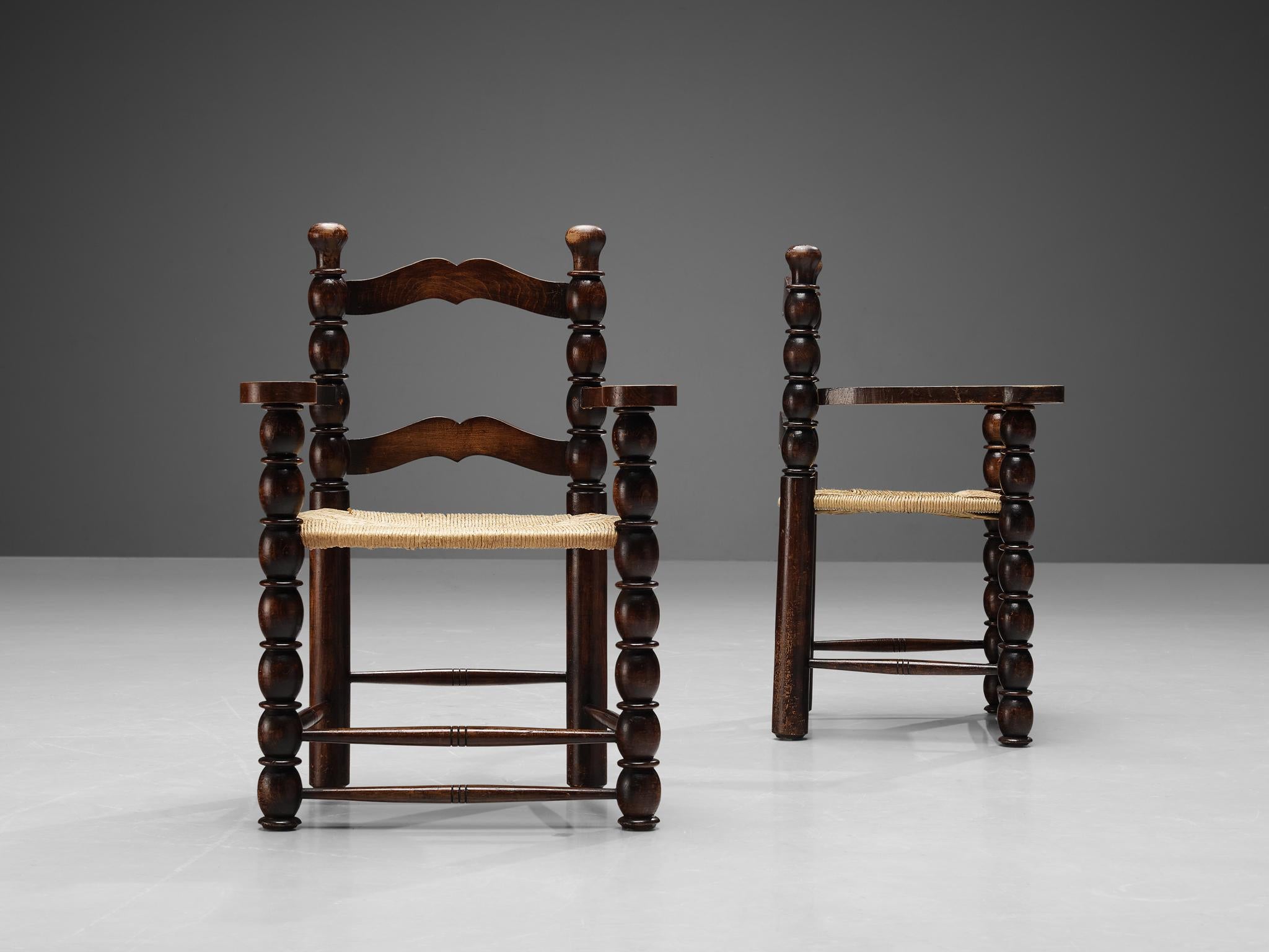Französisches Paar Esszimmerstühle aus gebeiztem Holz und Binsen  im Angebot 1
