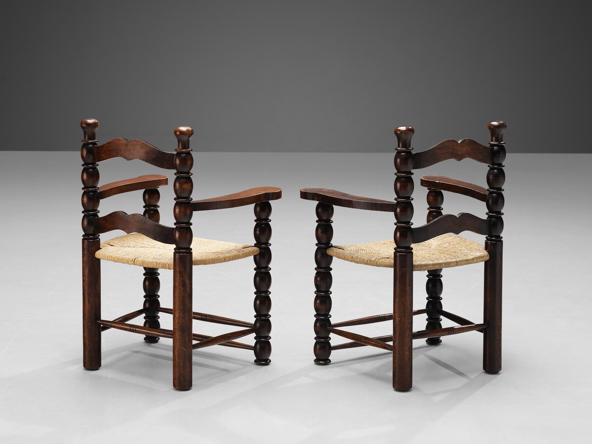 Coppia di poltrone, legno tinto, paglia, Francia, anni '40.

Poltrone francesi decorative. La cornice in legno colorato presenta molteplici dettagli intagliati che formano un insieme complesso. Le linee intagliate e le estremità circolari, le parti