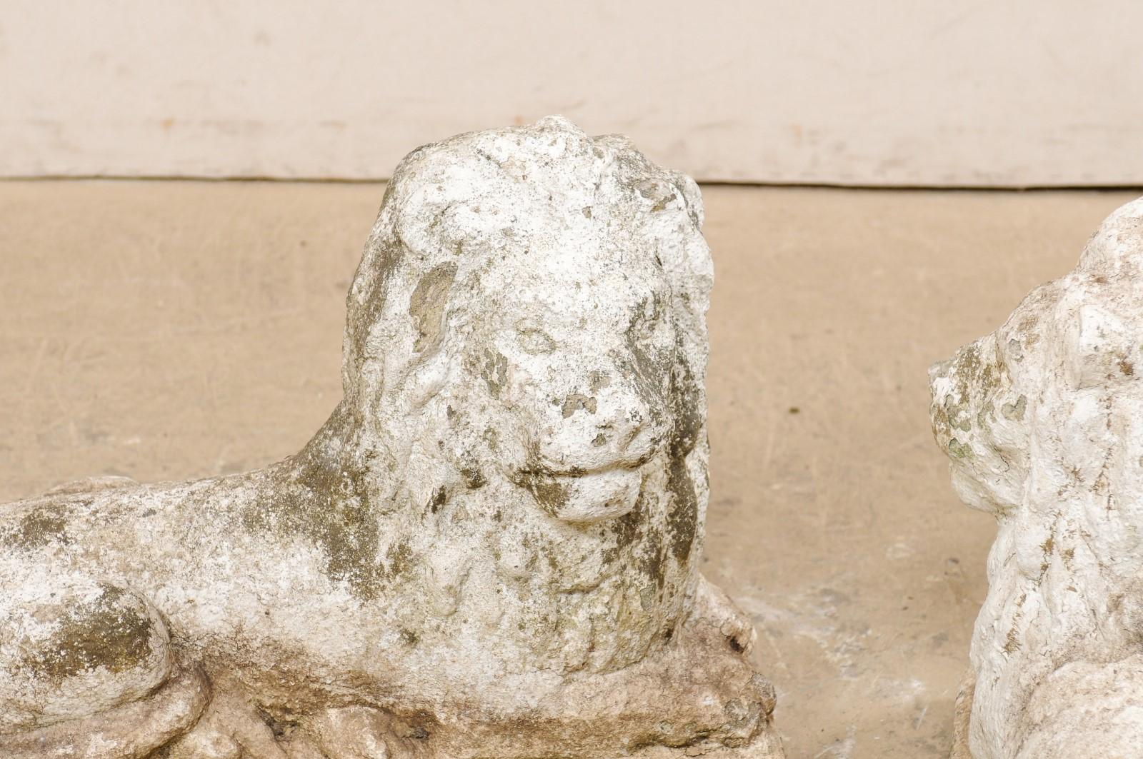 Paire de statues de lion en pierre moulée du début du 20e siècle en France en vente 1
