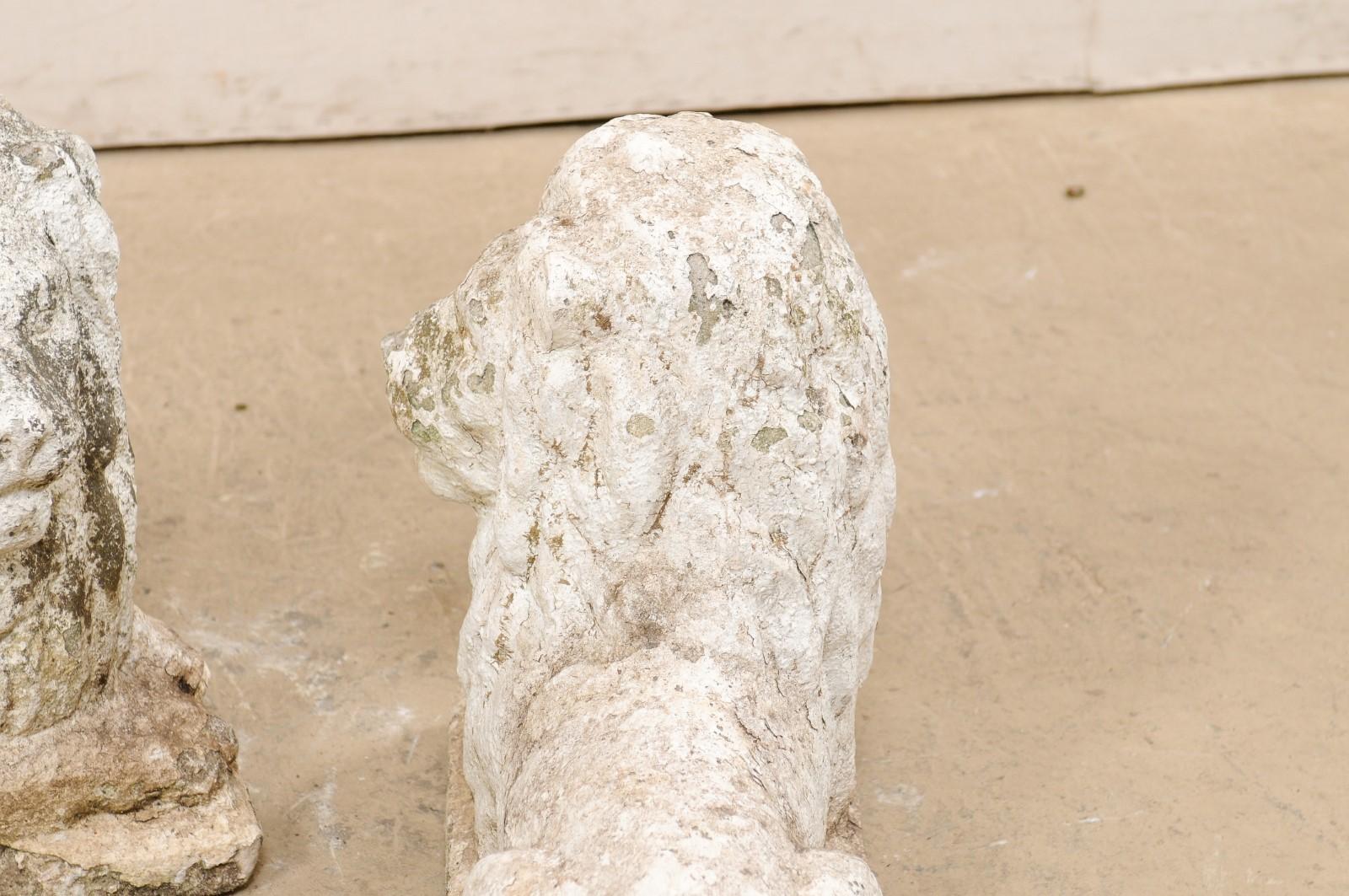 Paire de statues de lion en pierre moulée du début du 20e siècle en France en vente 2