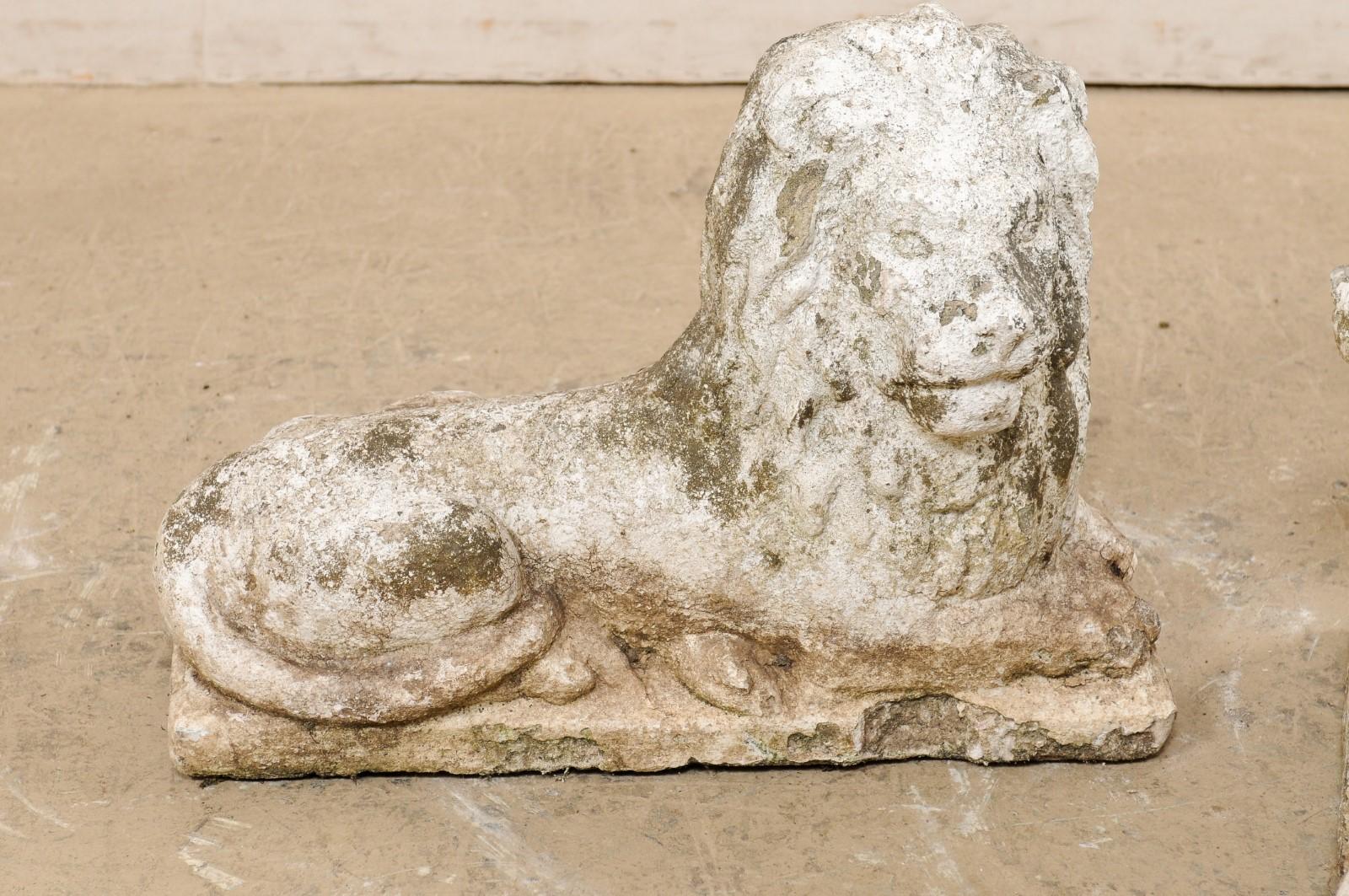 Paire de statues de lion en pierre moulée du début du 20e siècle en France en vente 3