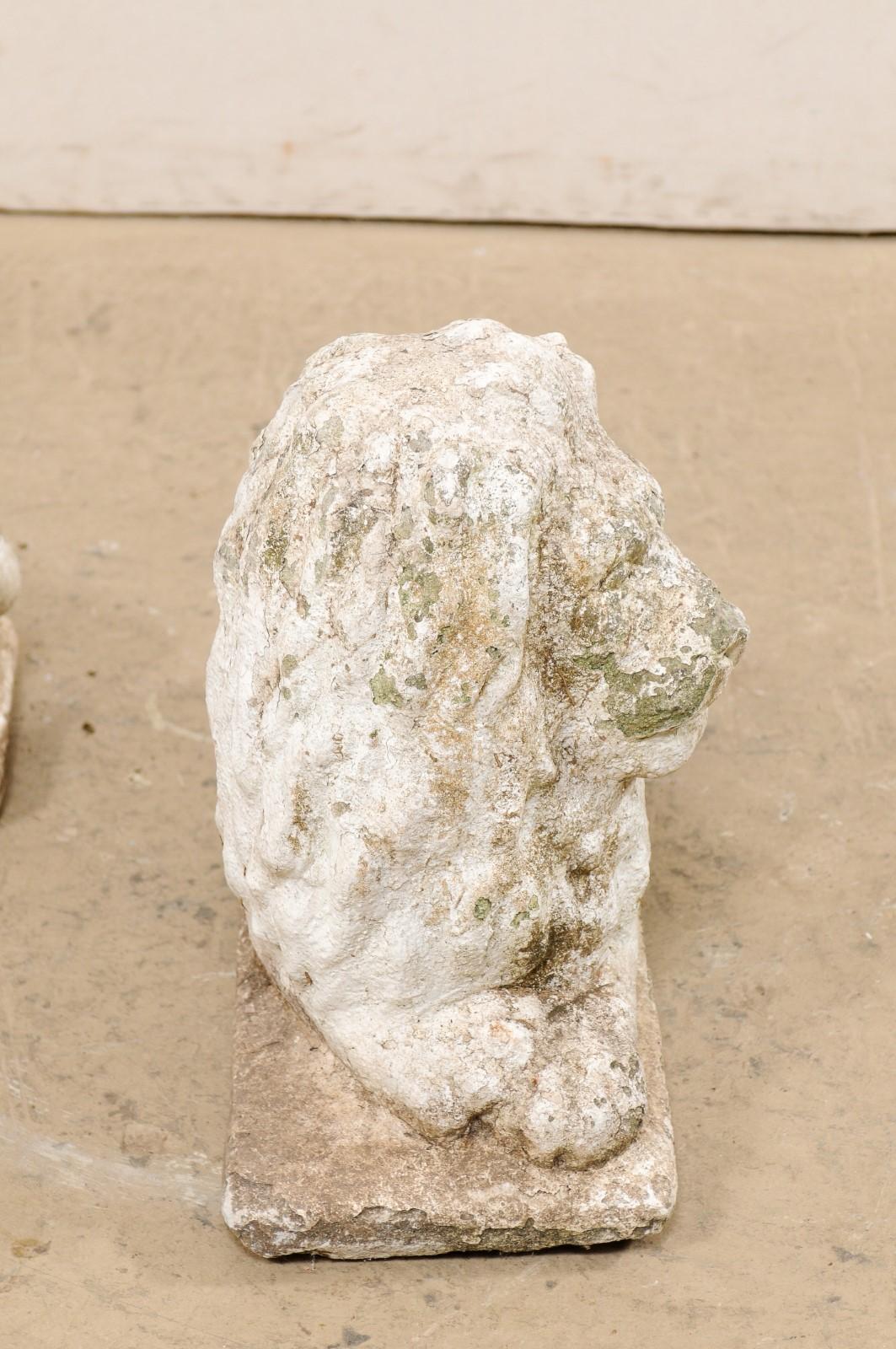 Français Paire de statues de lion en pierre moulée du début du 20e siècle en France en vente