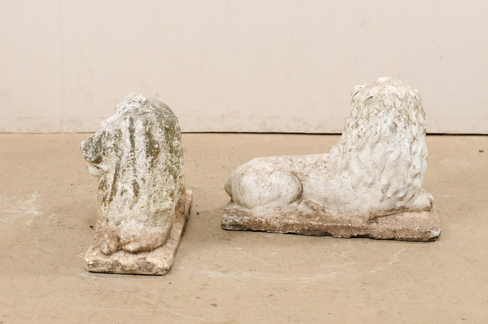 20ième siècle Paire de statues de lion en pierre moulée du début du 20e siècle en France en vente
