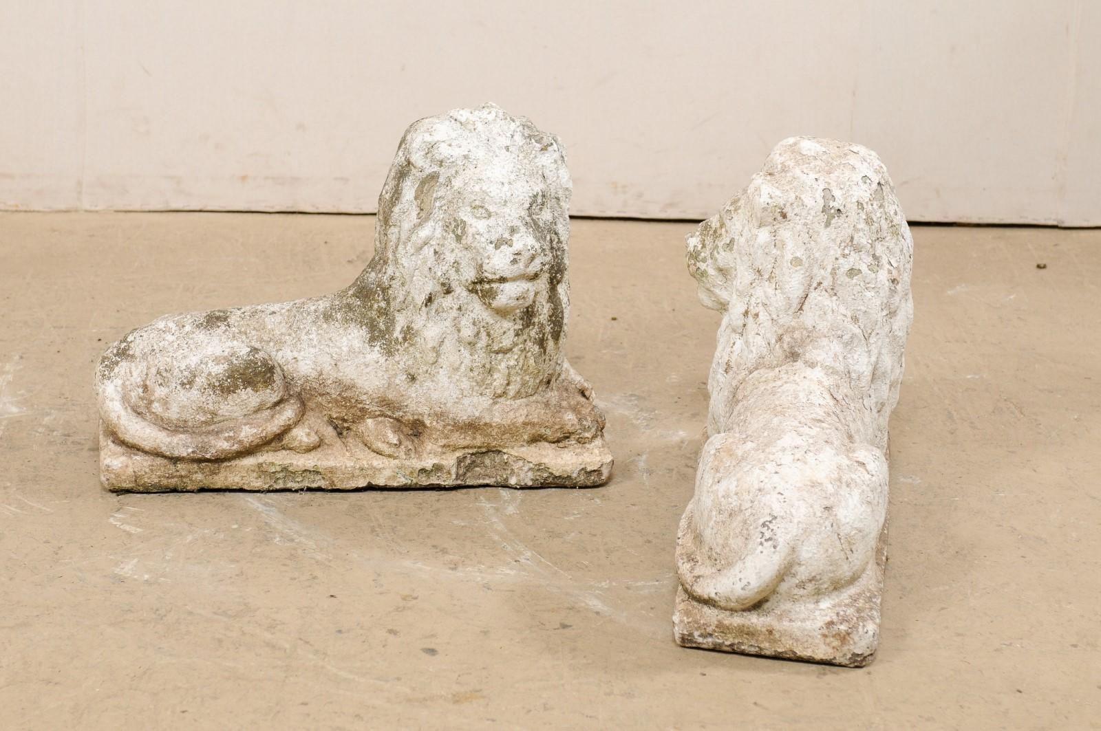 Pierre artificielle Paire de statues de lion en pierre moulée du début du 20e siècle en France en vente