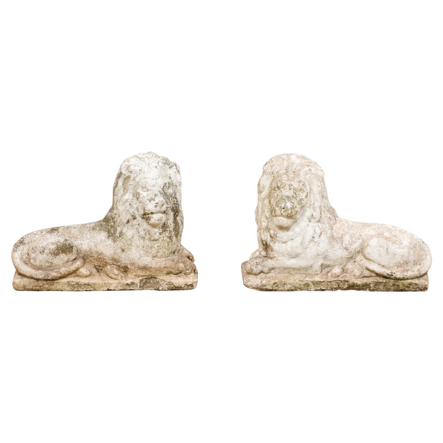 Französisches Paar Löwenstatuen aus Gussstein aus dem frühen 20. Jahrhundert