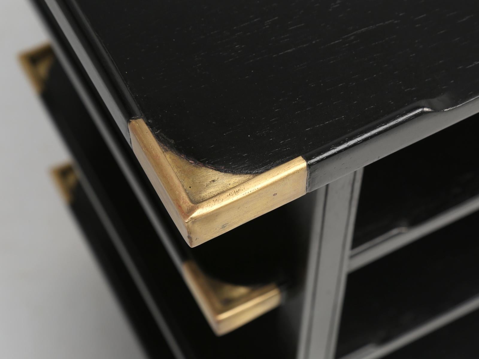 French Pair of Ebonized Mahogany and Brass, End or Side Tables or Nightstands im Zustand „Gut“ in Chicago, IL