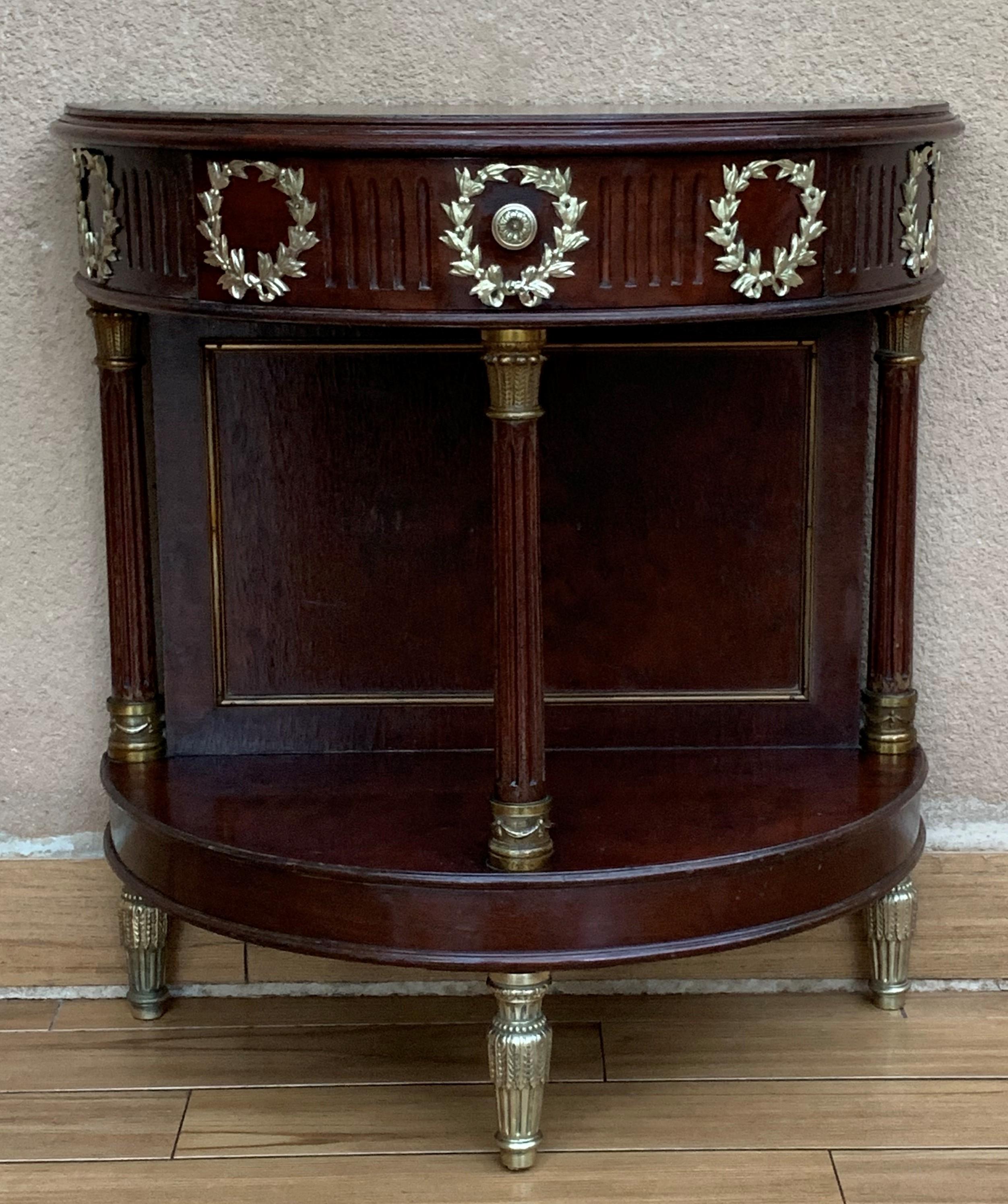 We are pleased to offer this pair of nightstands, circa 1900.
The tables are made of mahogany with a beautiful mounts of bronze in drawers and columns.
The legs are made in solid bronze.