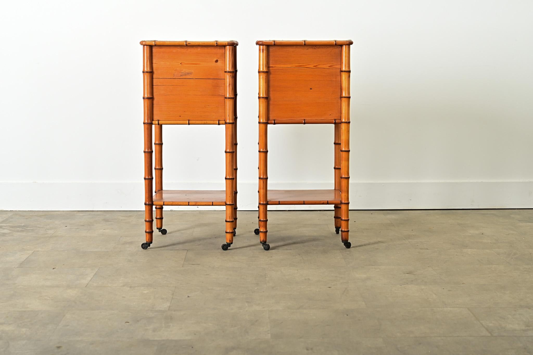 Paire de tables de chevet en faux bambou en vente 3
