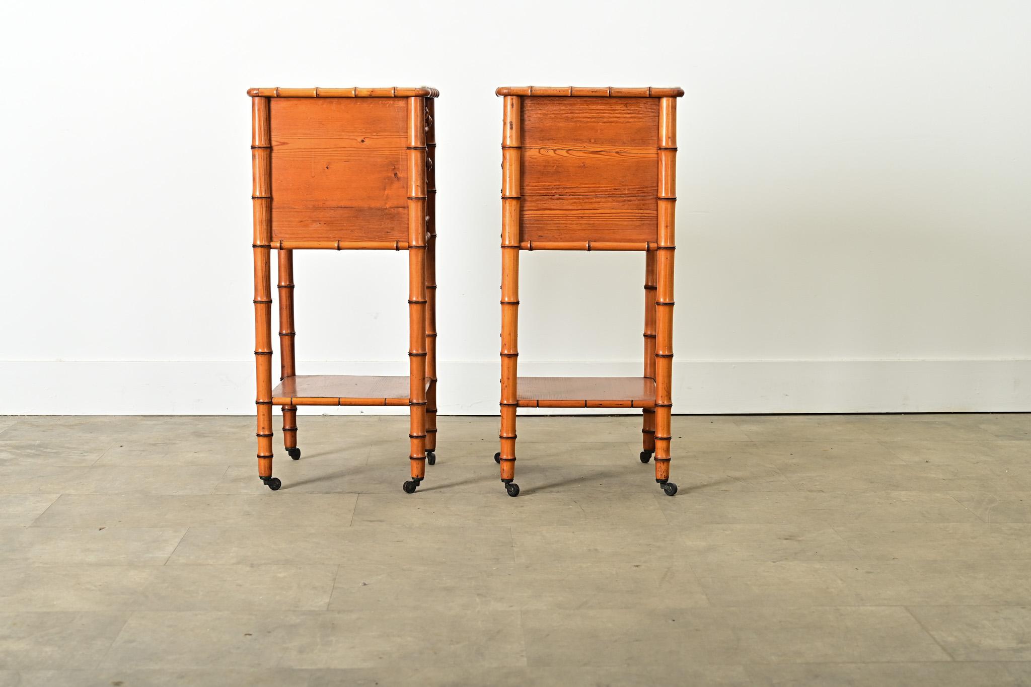 Paire de tables de chevet en faux bambou en vente 4