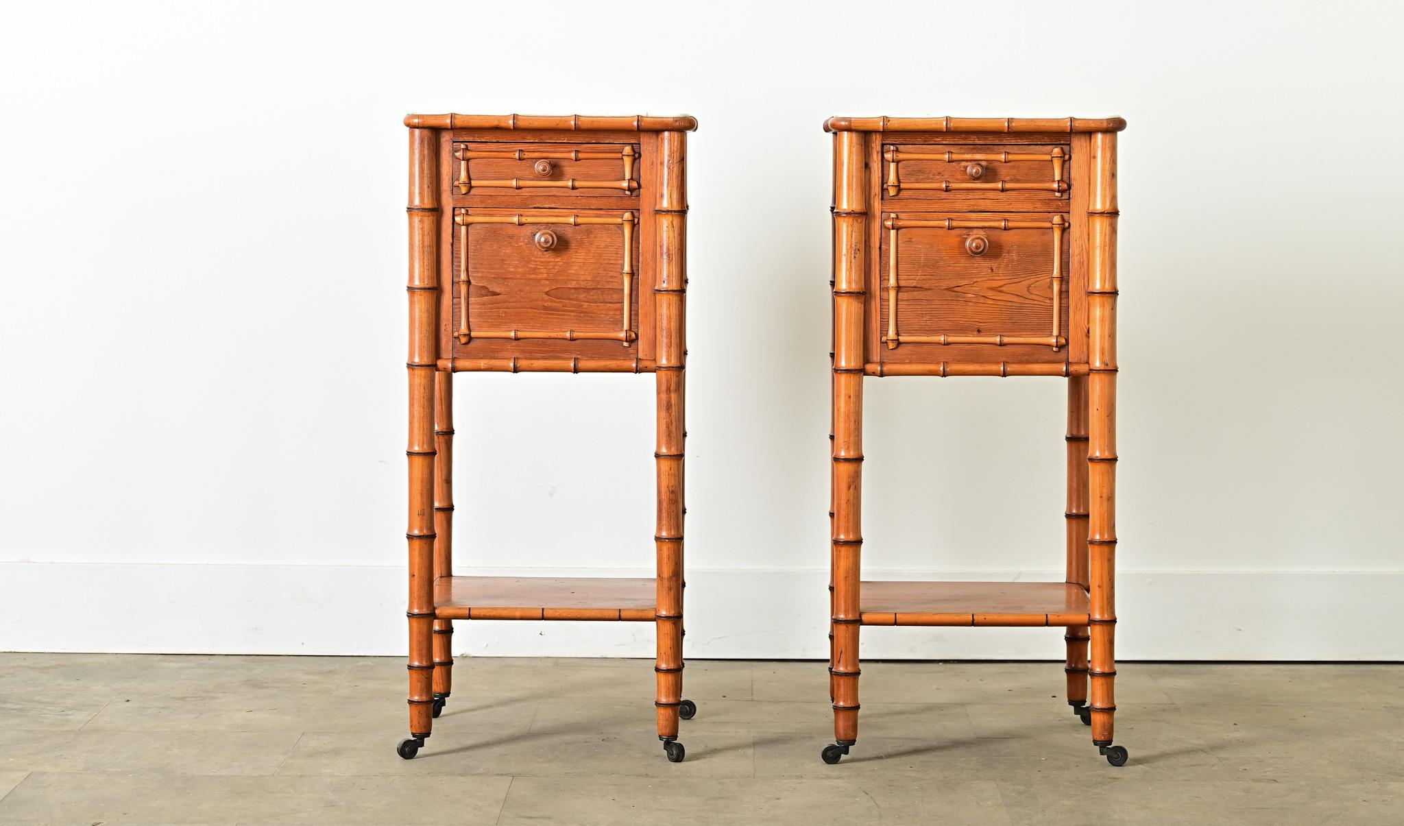 Petite paire de tables de chevet en faux bambou du XIXe siècle, sculptées en pin et rehaussées de surfaces en marbre. Les plateaux sont des carreaux arrondis de marbre blanc, avec de légères veines grises et des nuages de patine dans la pierre,