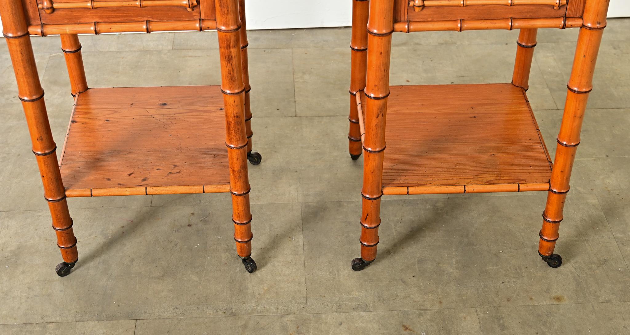 Provincial français Paire de tables de chevet en faux bambou en vente