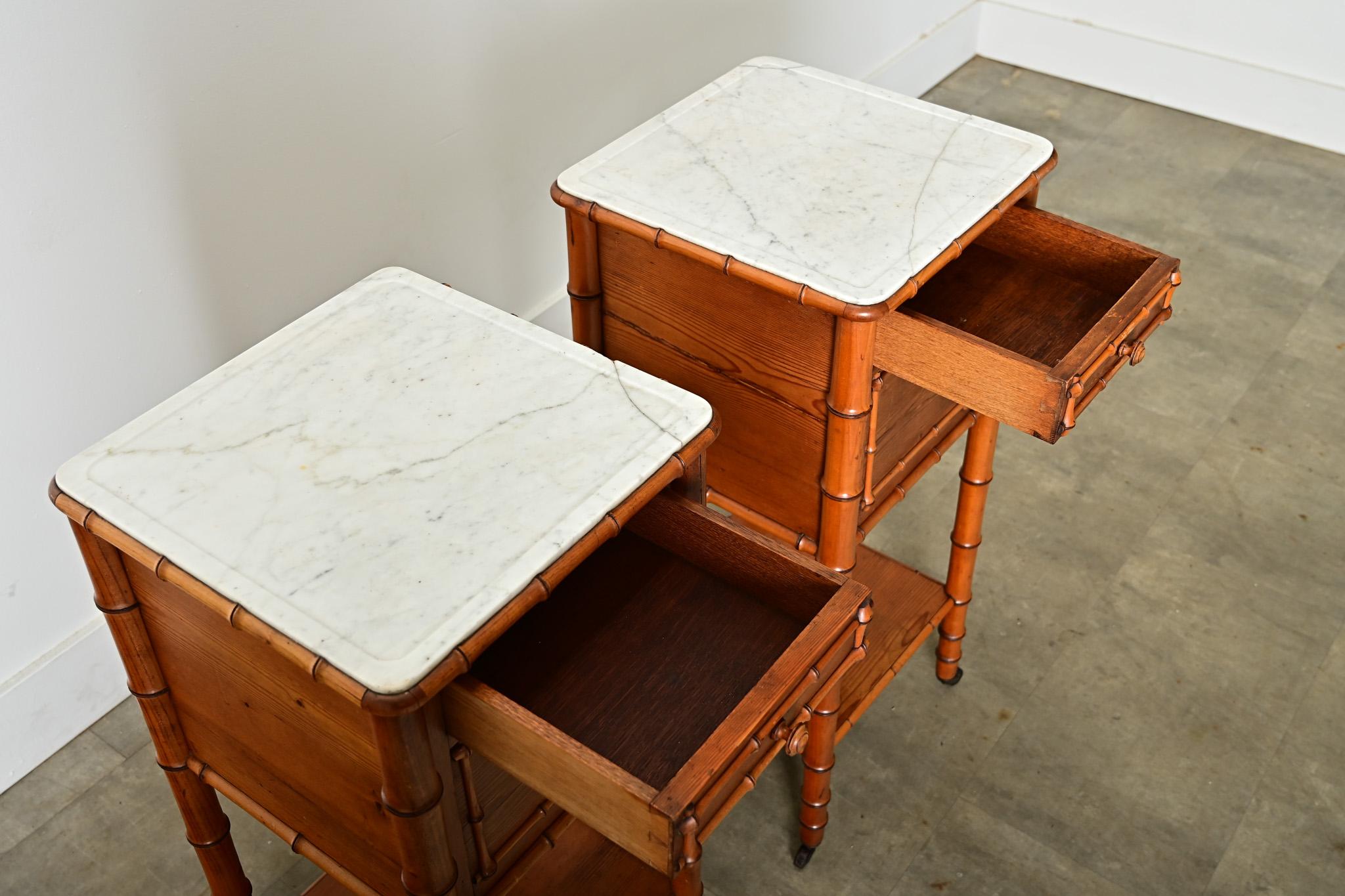 Sculpté Paire de tables de chevet en faux bambou en vente