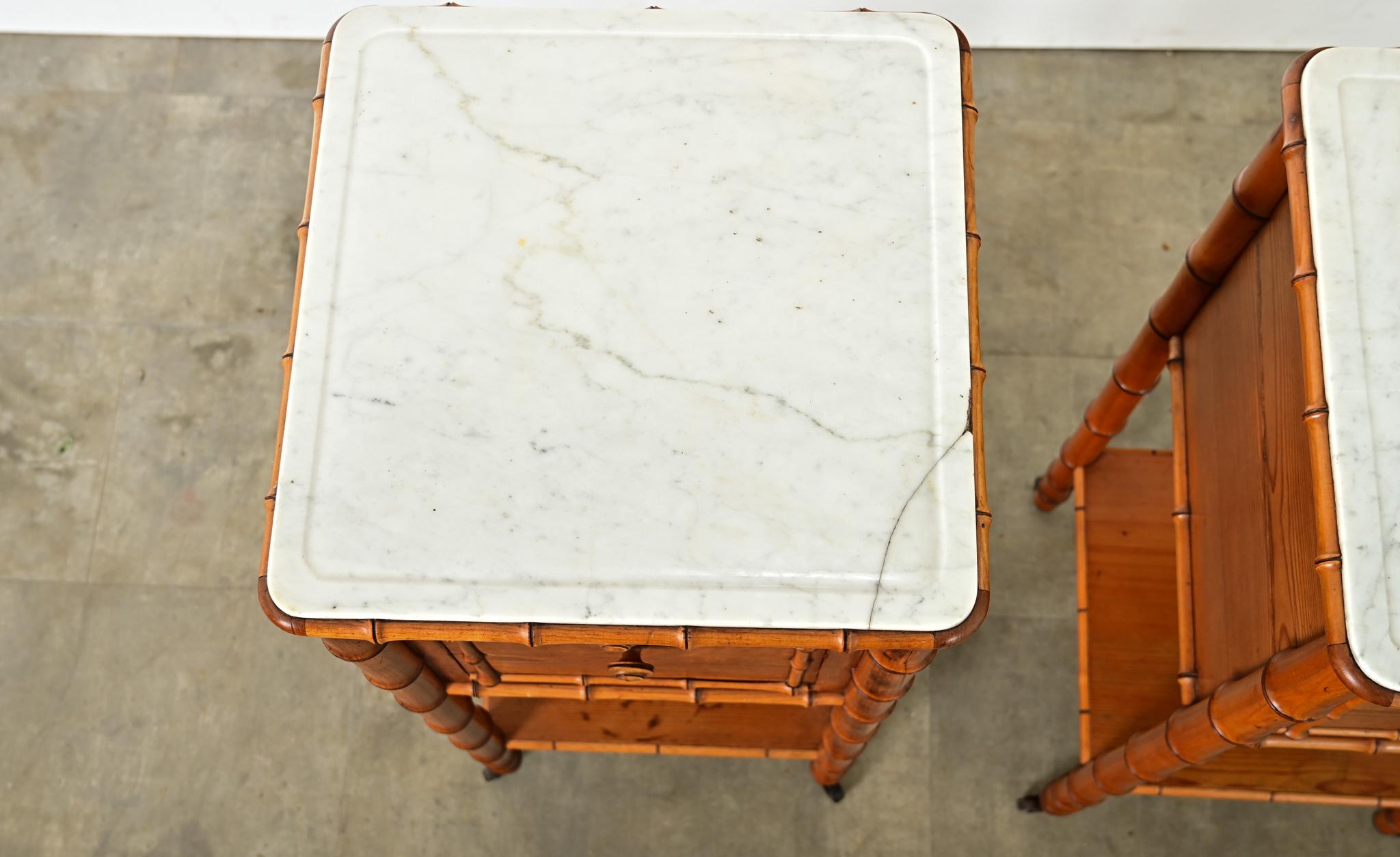 Paire de tables de chevet en faux bambou Bon état - En vente à Baton Rouge, LA