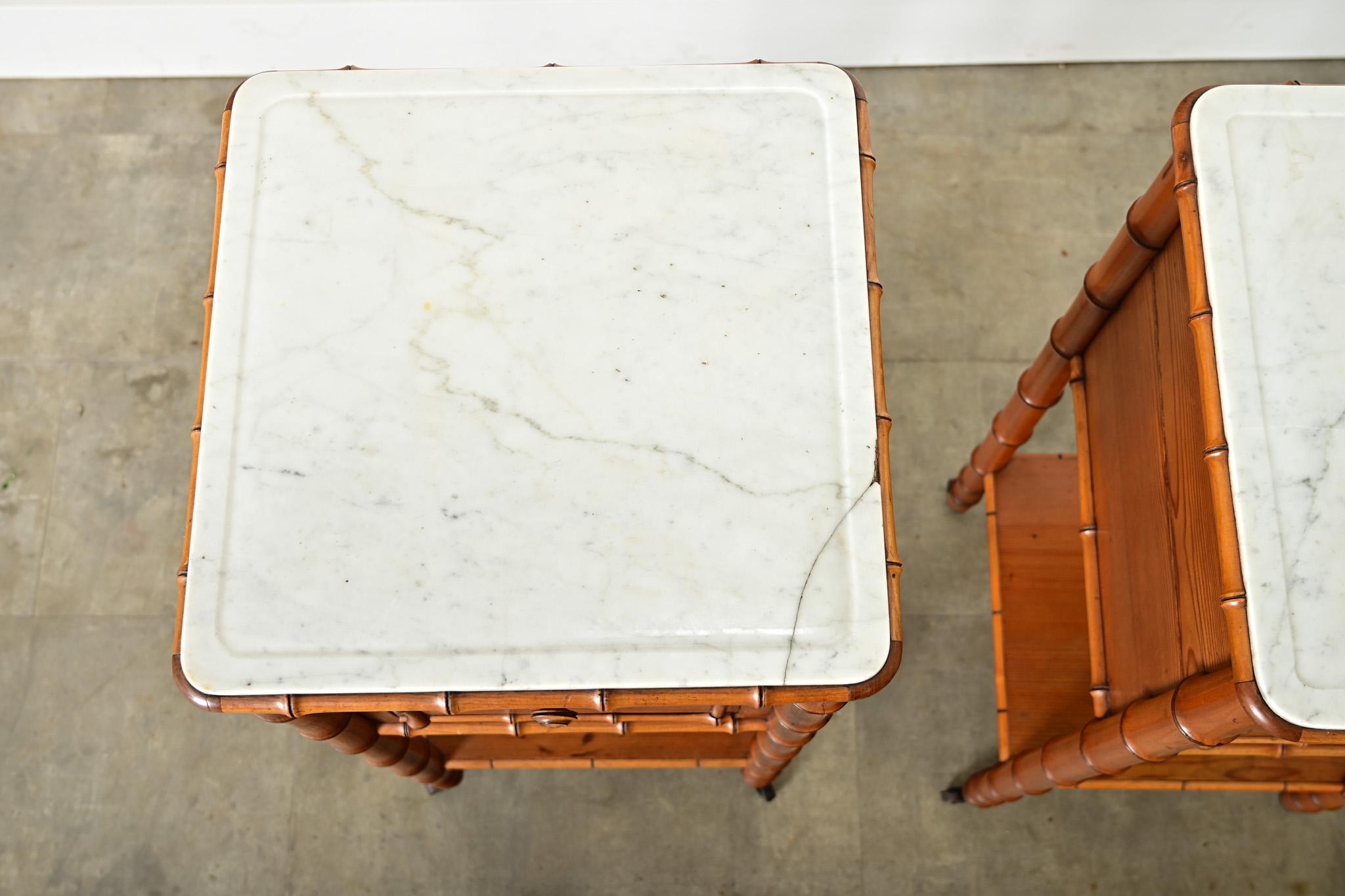 XIXe siècle Paire de tables de chevet en faux bambou en vente