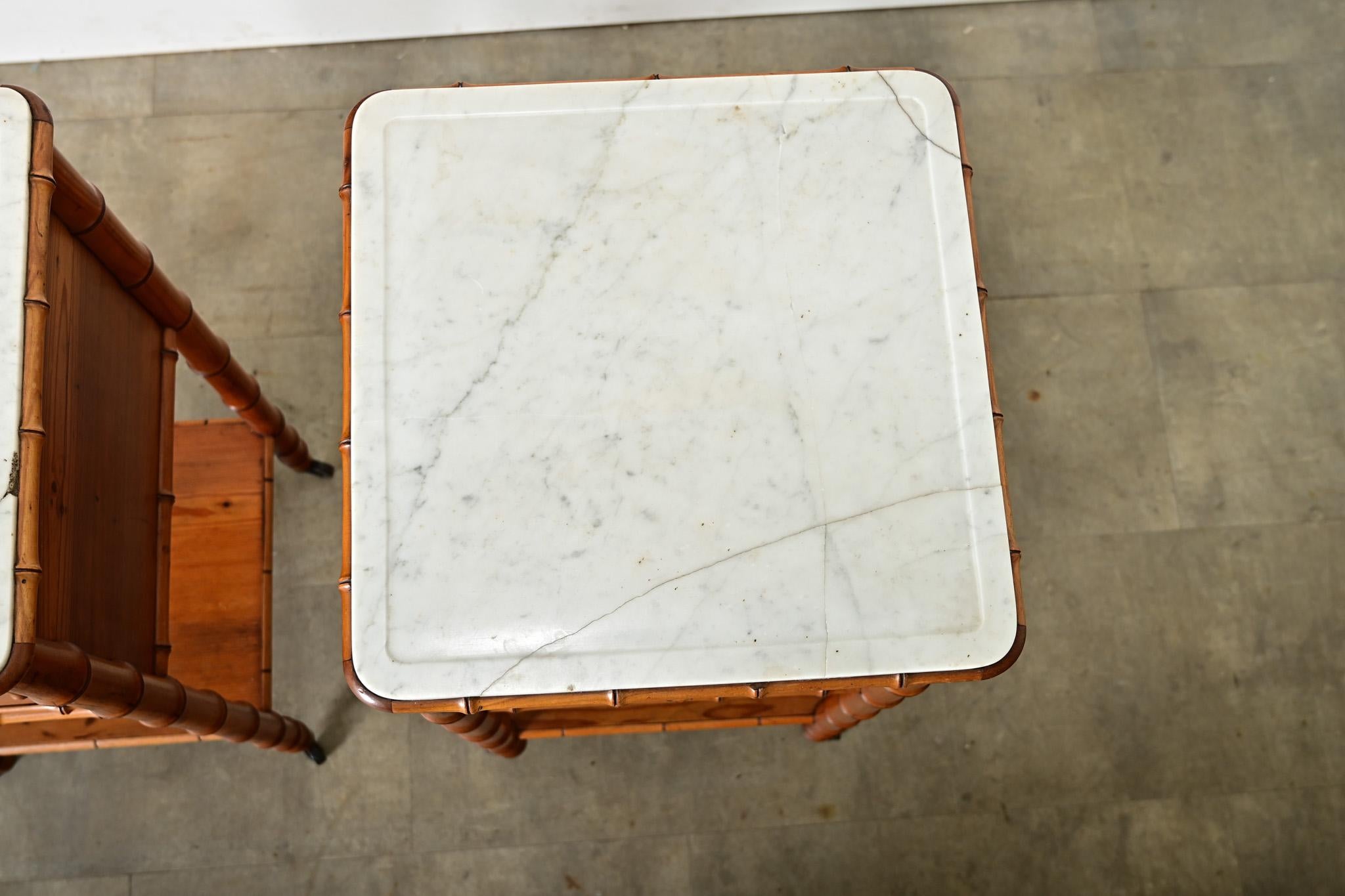 Marbre Paire de tables de chevet en faux bambou en vente