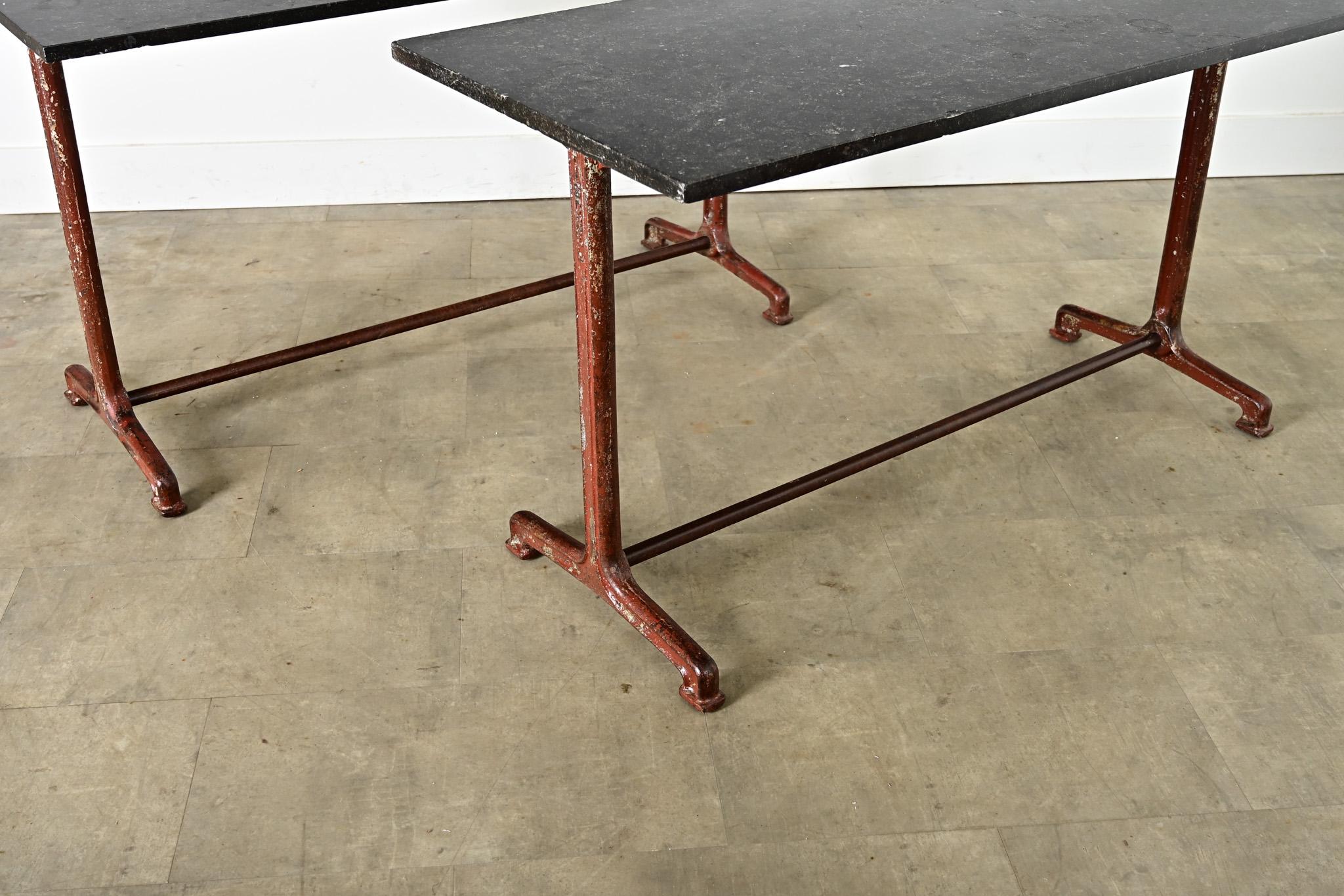 Paire de tables de bistrot à tréteaux en fer et marbre fossile en vente 2