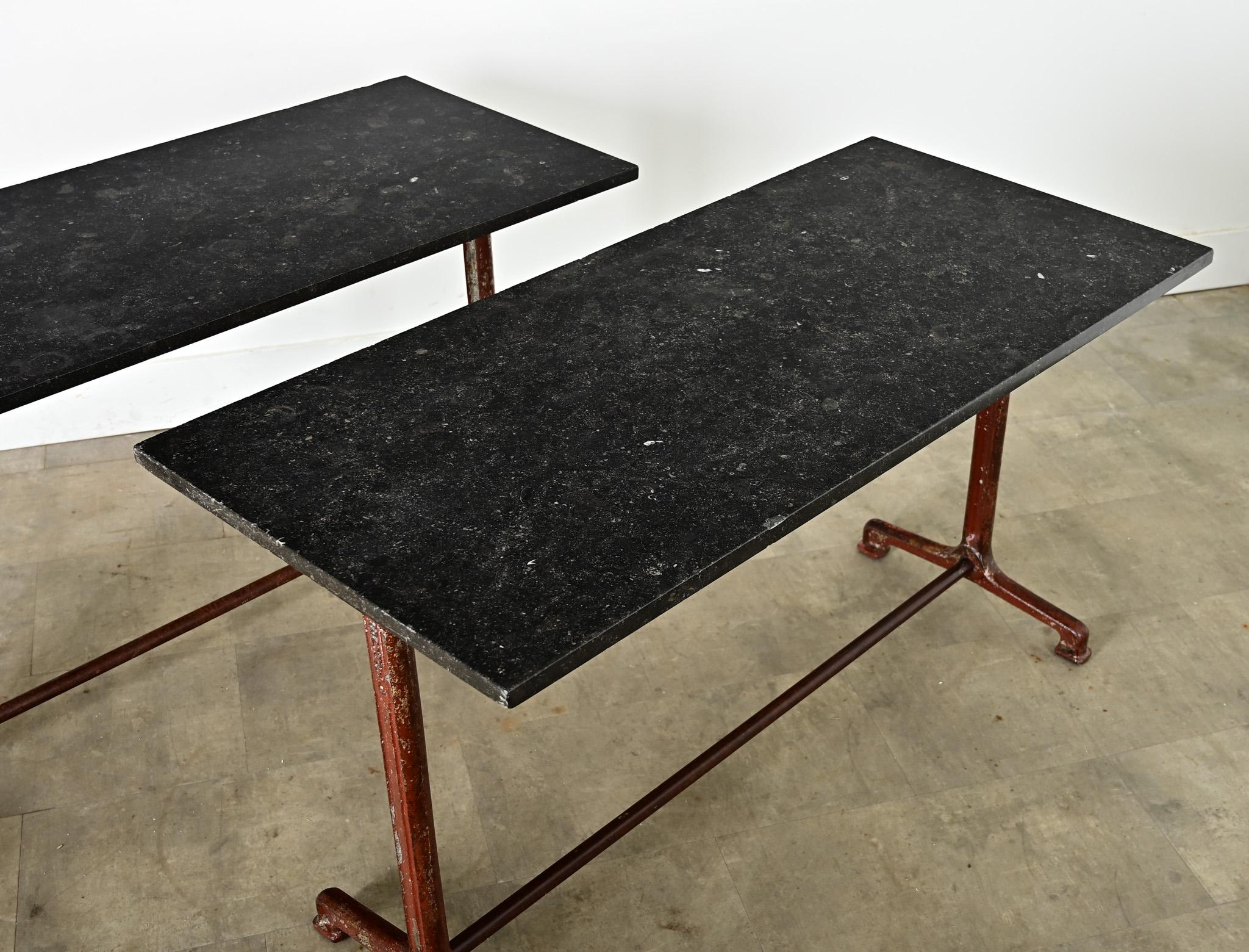 Paire de tables de bistrot à tréteaux en fer et marbre fossile en vente 3