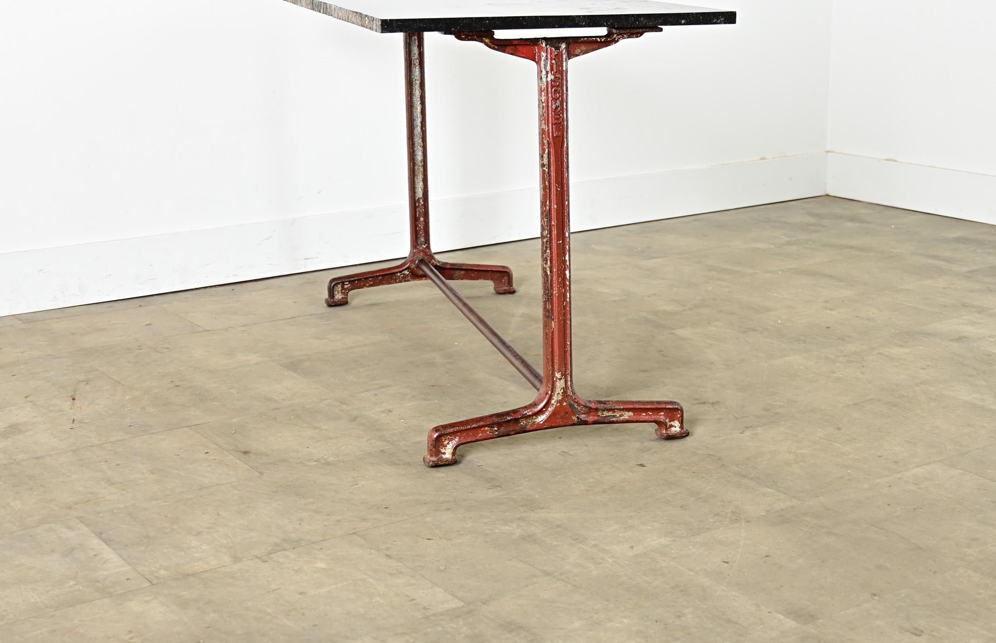 Paire de tables de bistrot à tréteaux en fer et marbre fossile en vente 4