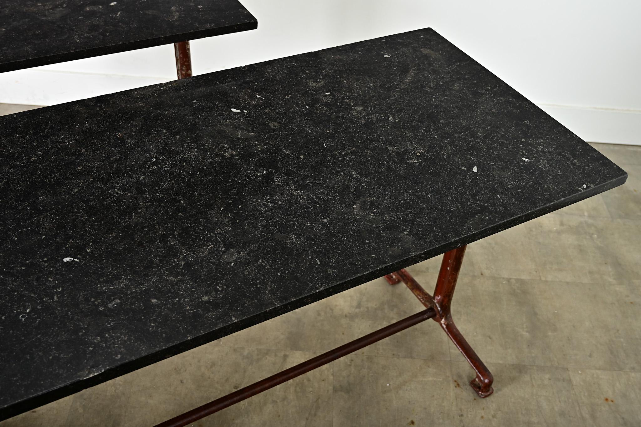 Paire de tables de bistrot à tréteaux en fer et marbre fossile en vente 6